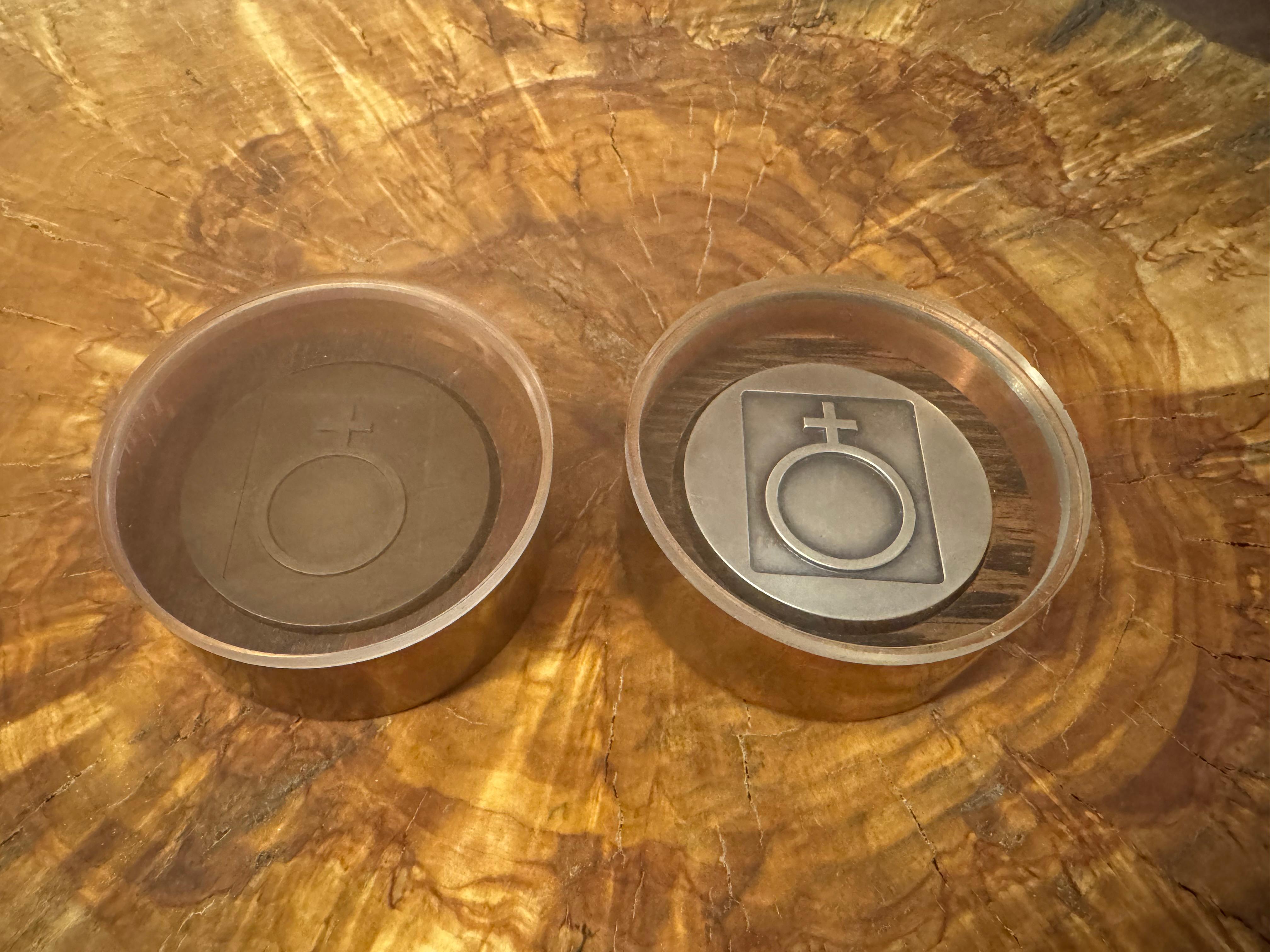 Tapio Wirkkala - Medaglie Outokumpu, Argento e Bronzo

Due medaglie moderniste disegnate dal famoso designer finlandese Tapio Wirkkala.
Realizzati in argento 925 e bronzo, questi pezzi sono stati creati in relazione all'eredità mineraria e