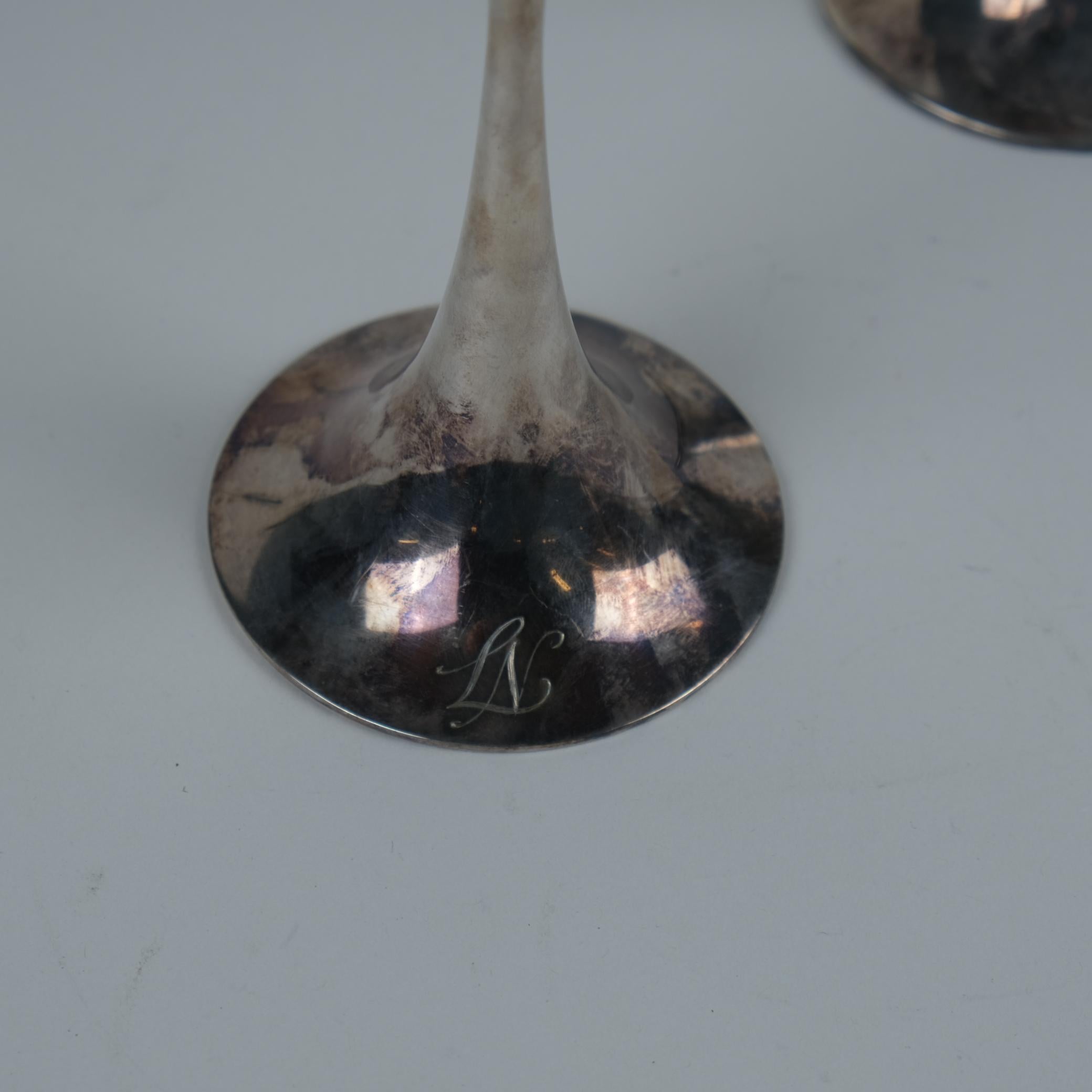 Scandinave moderne Paire de bougeoirs trompette Tapio Wirkkala en argent, Kultakeskus Oy 1980 en vente
