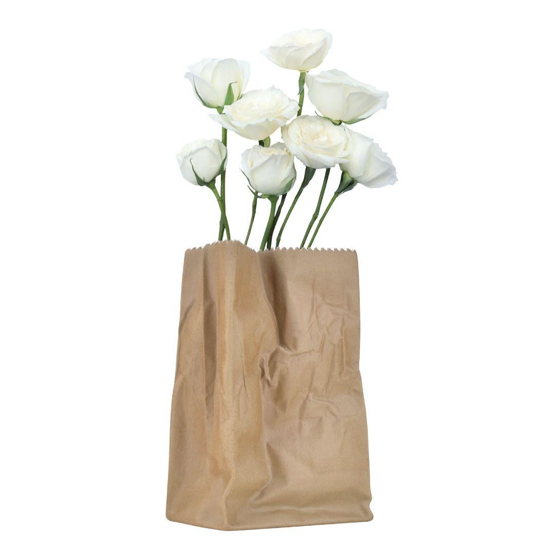 Diese frühe Vase in Form einer braunen Papiertüte aus der Kollektion 