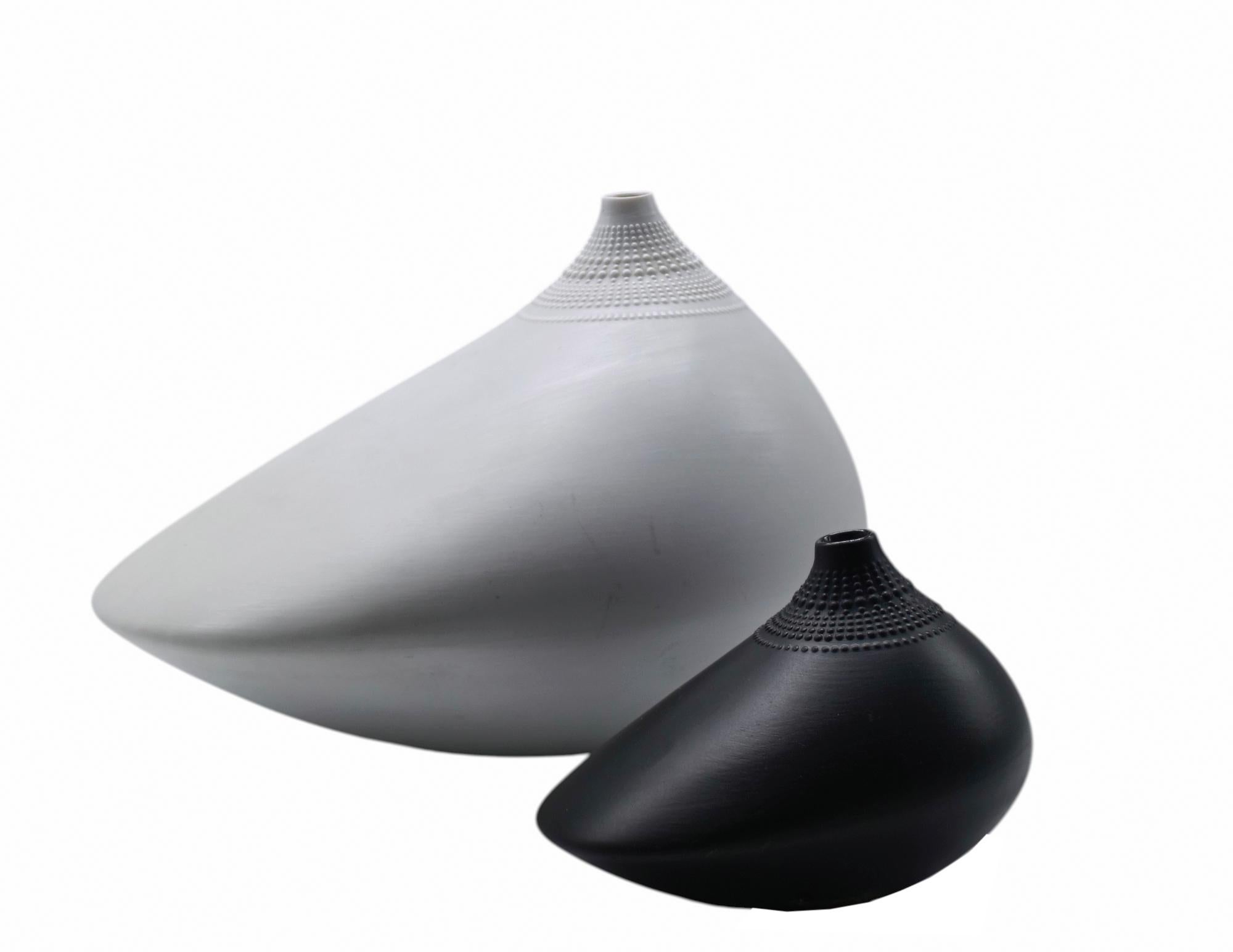 Jarrones de porcelana negra y blanca mate  en el que  el protagonista es un pollo estilizado, privado de su cabeza. Un objeto de diseño que se presta a decorar cualquier tipo de ambiente. Tras años de éxito, Rosenthal decidió fundar Studio-Line, con