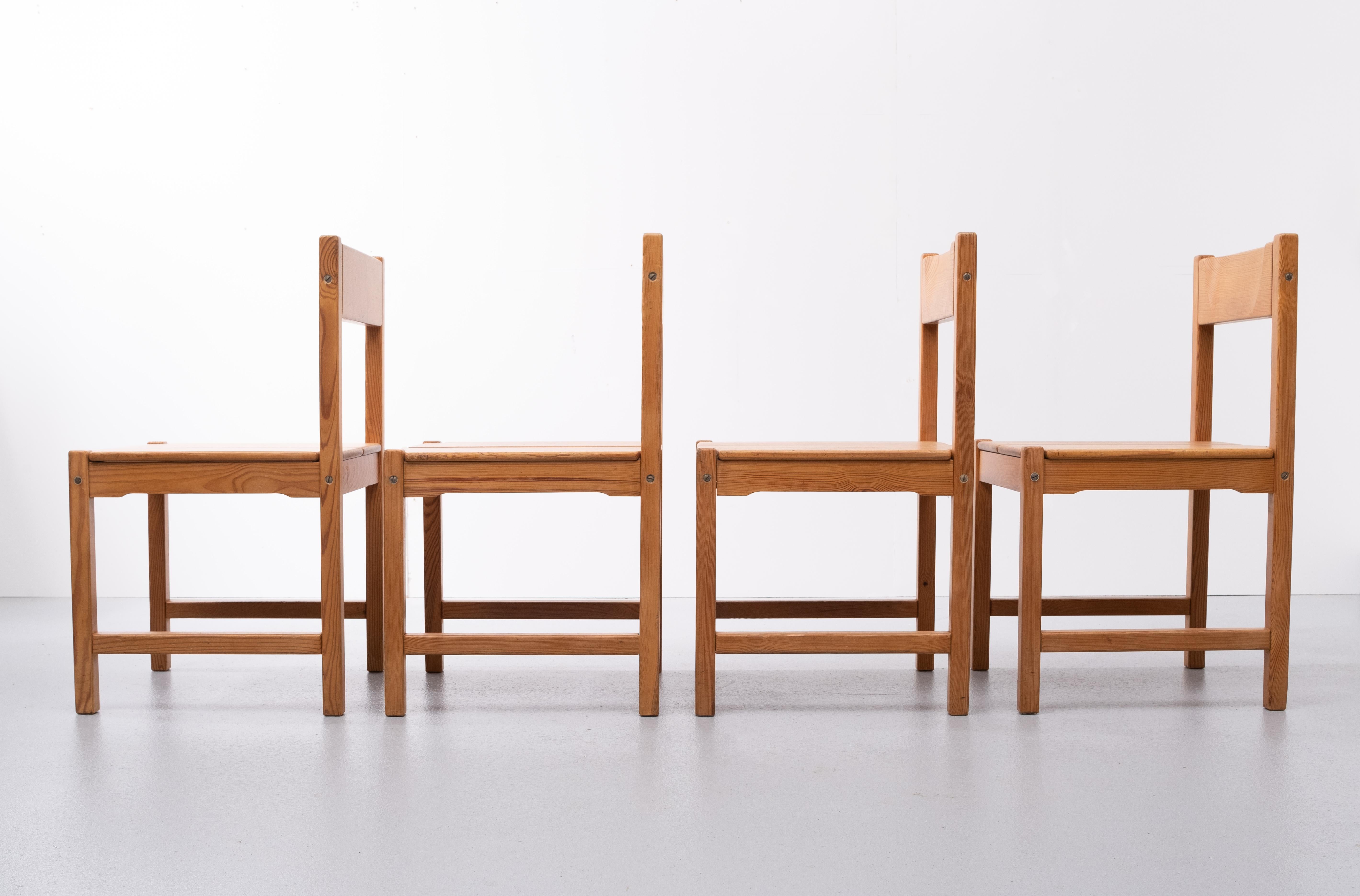 Quatre chaises de salle à manger en pin massif, très beau design simple et honnête. Attribué à Tapio Wirkkala
Bon état. 1960s.
   