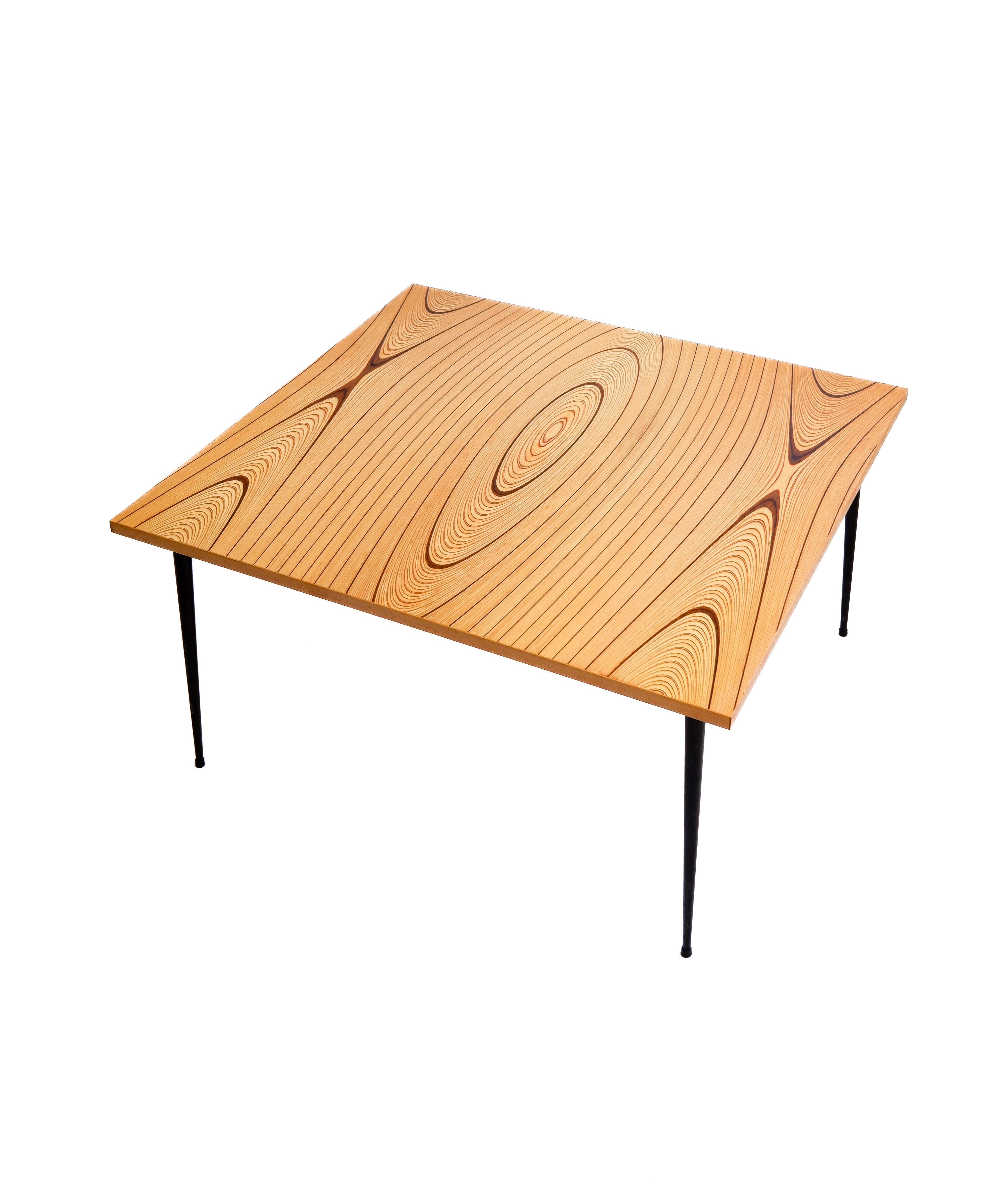 Table basse Tapio Wirkkala en placage rythmique avec pieds originaux en fer laqué.
Tapio Wirkkala a commencé à développer et à affiner cette technique de placage rythmique dans les années 1940 en collaboration avec l'usine de placage Soinne Oy. En