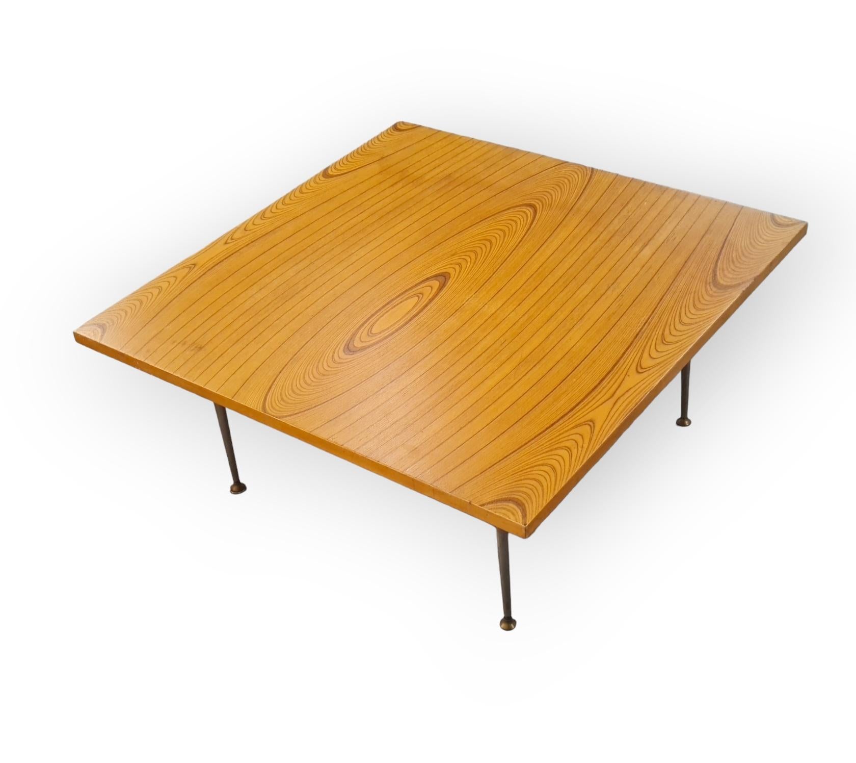 Une version rare de la table basse Tapio Wirkkala en placage rythmique, modèle 9018, avec les pieds en laiton nickelé d'origine.
Tapio Wirkkala a commencé à créer et à améliorer cette technique de placage rhytmique dans les années 1940 avec l'usine