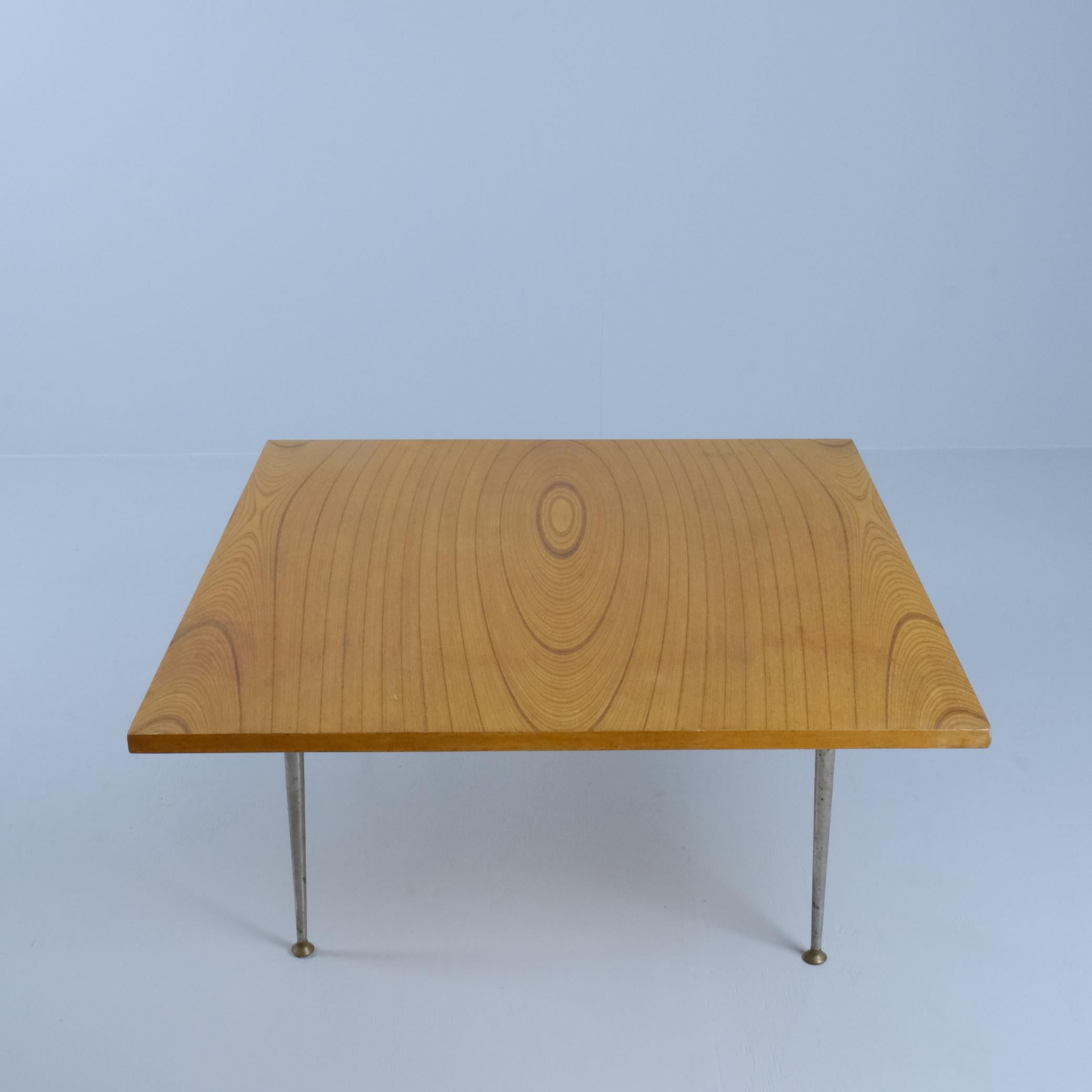 A rare version of the Tapio Wirkkala rhythmic veneer coffee table model 9018 with the original nickled brass legs.
Tapio Wirkkala started generating and enhancing this rhytmic veneer technique in the 1940s with the Soinne Oy veneer factory. The thin