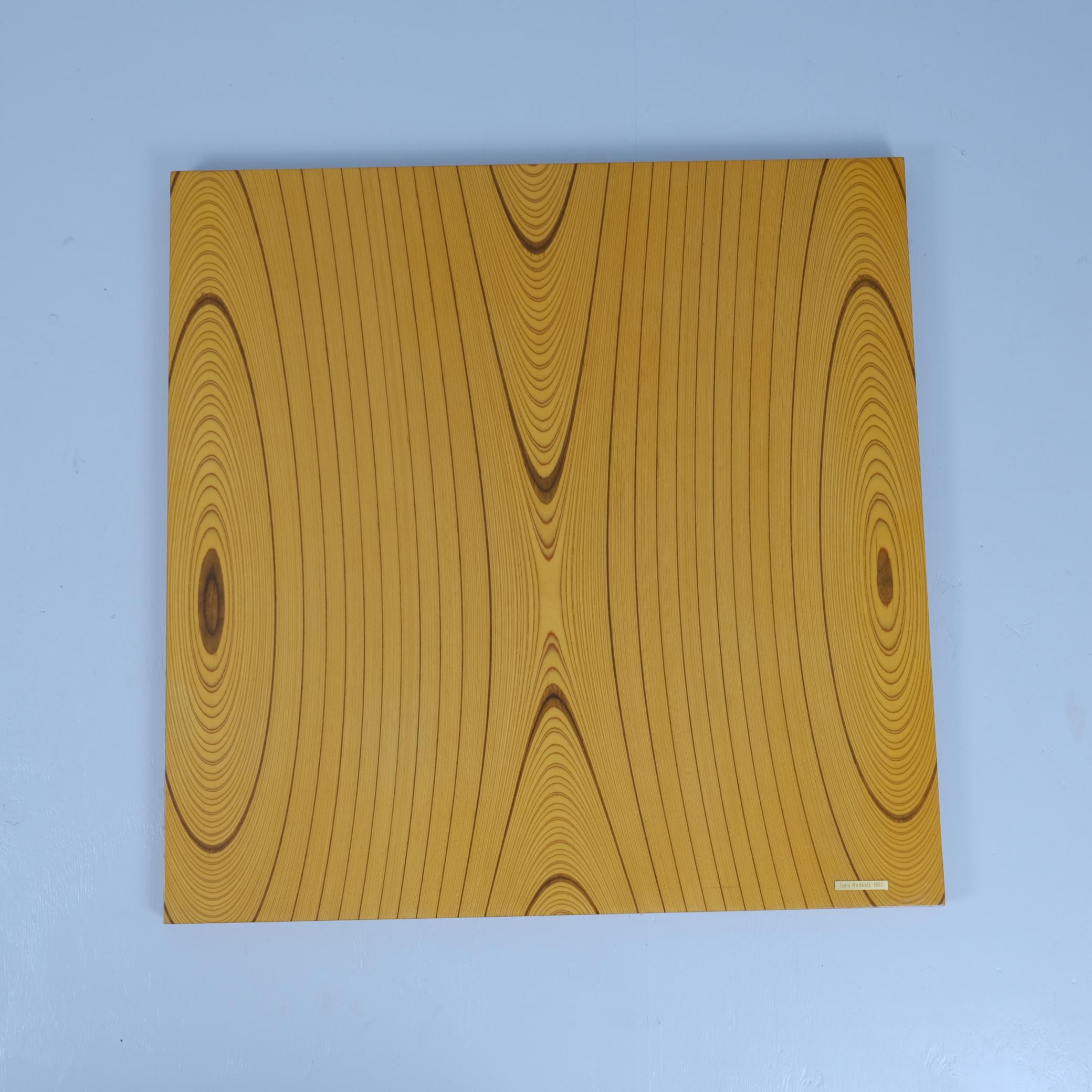 Una rara versione del tavolino da caffè in impiallacciatura ritmica di Tapio Wirkkala trasformata in un'applique da parete. Il modello è il 9018, detto anche Angel Wings per via dell'ala simmetrica che ricorda le linee ritmiche della parte