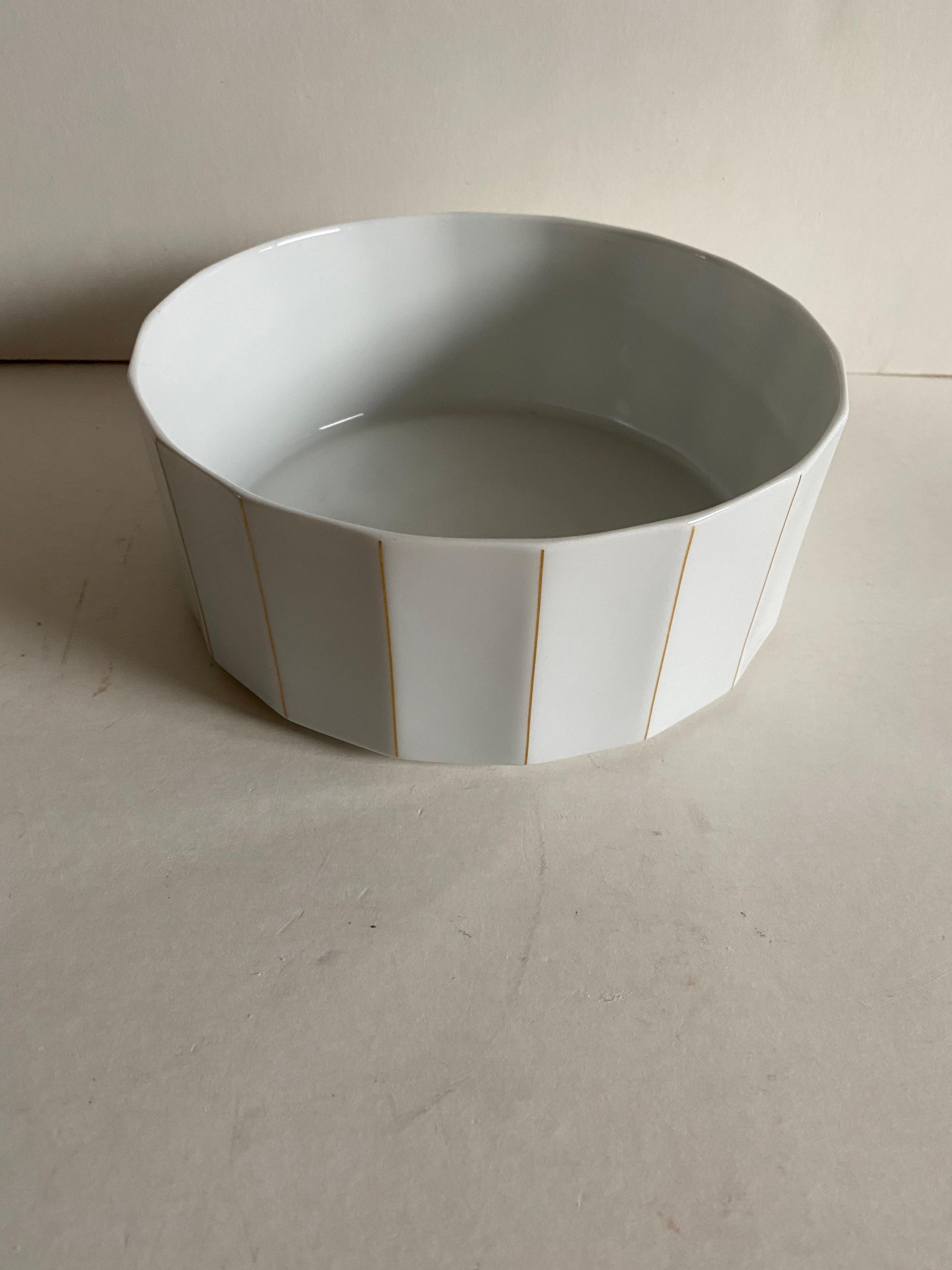 A multi-sided porcelain serving bowl in the Polygon pattern designed by Tapio Wirkkala for Rosenthal Germany's Studio Line collection. 

All white with gold edged sides.