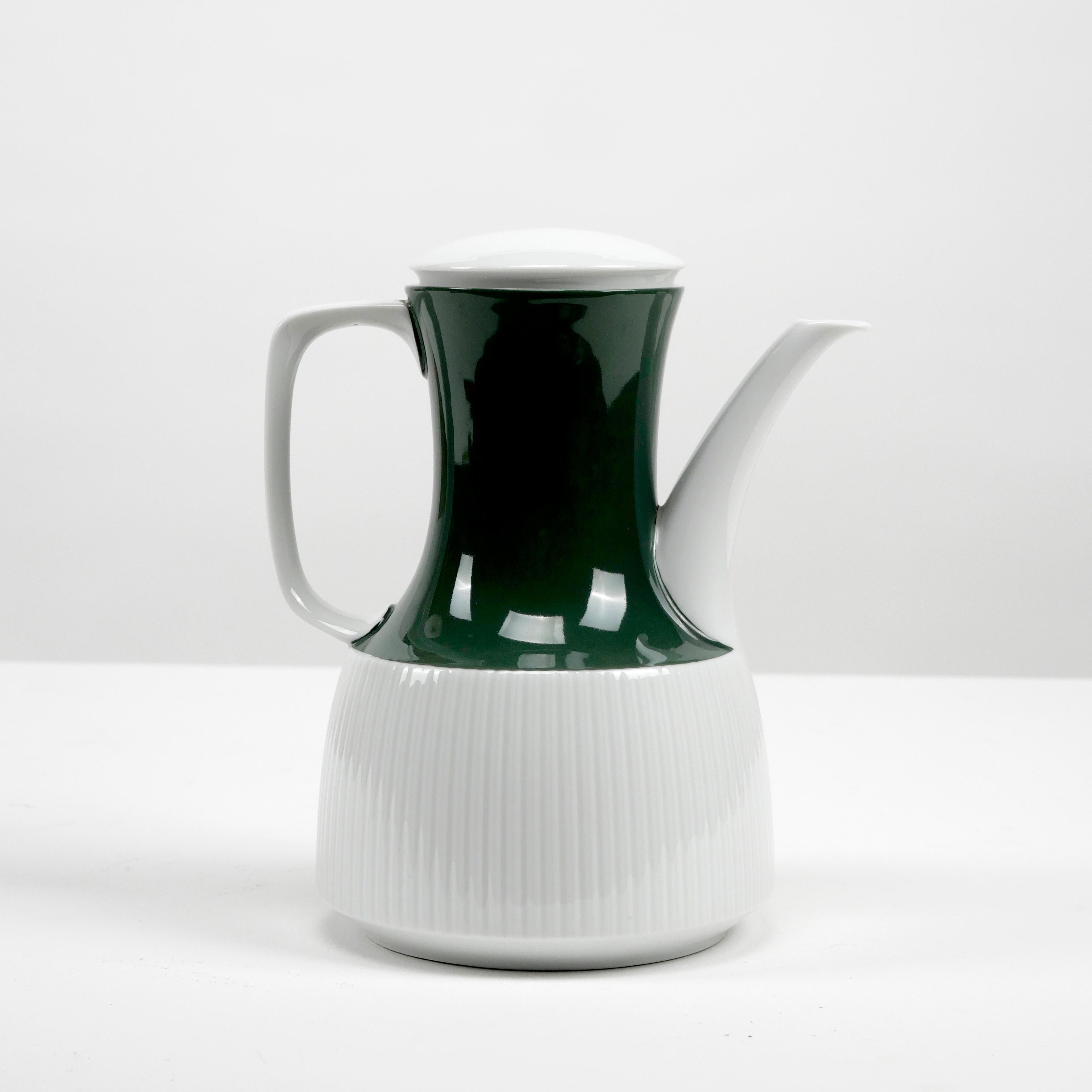 Tapio Wirkkala (Finnisch, 1915-1985)
Kaffeekanne 'Modulation'
Entworfen um 1960, hergestellt von Rosenthal, Deutschland, als Teil der Studio-Line Serie

Keramik
Ausgezeichneter Zustand
L 19 cm, Durchm. 14 cm, H 22 cm, Gew. 710 g