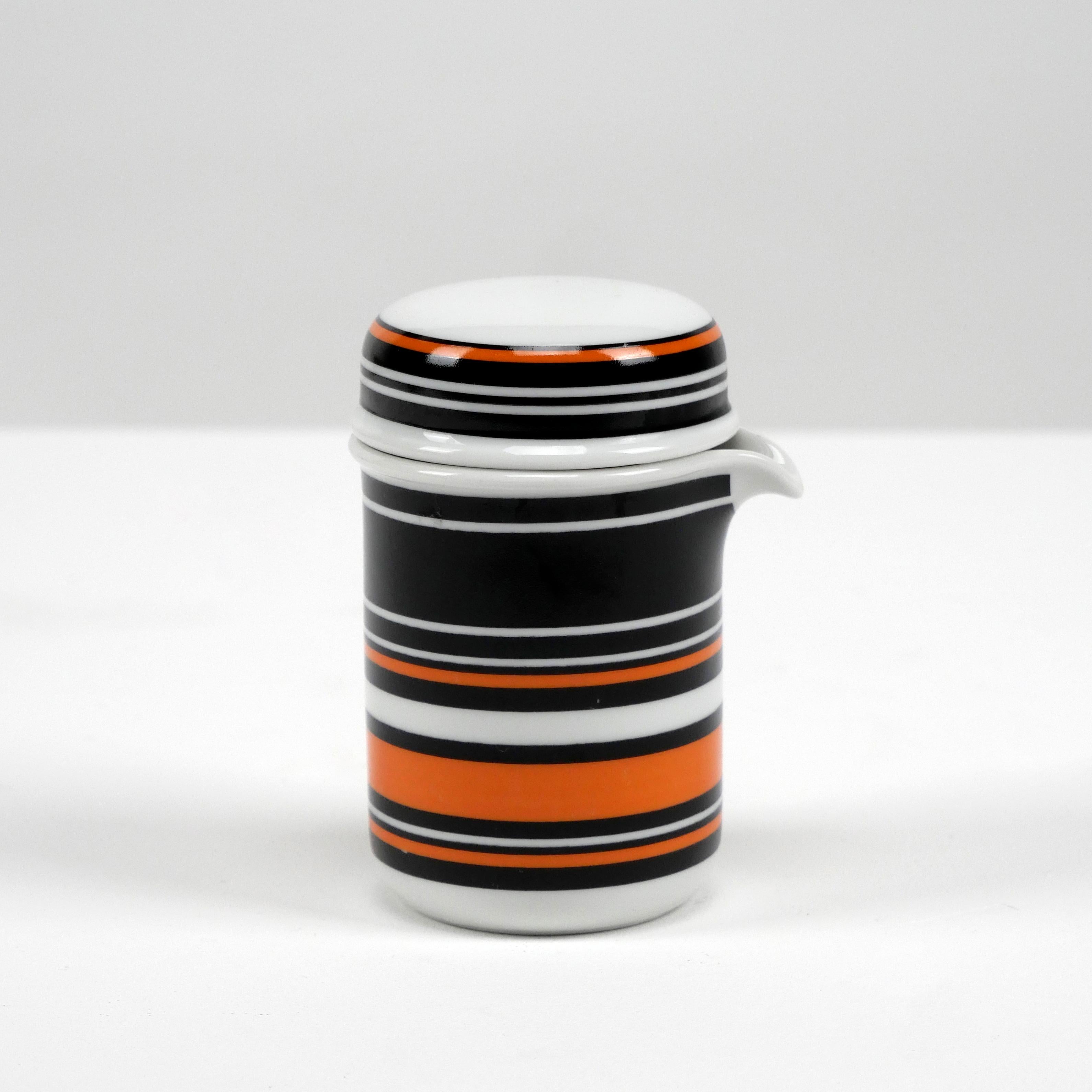 Hertha Bengtson (Deutsch)
'Scandic' kleiner Krug mit Deckel
Entworfen um 1970, hergestellt von Thomas, einer Tochtergesellschaft/Abteilung von Rosenthal, Deutschland

Keramik
Ausgezeichneter Zustand
L 8 cm, Durchm. 6,7 cm, H 11 cm, Gew. 180 g

