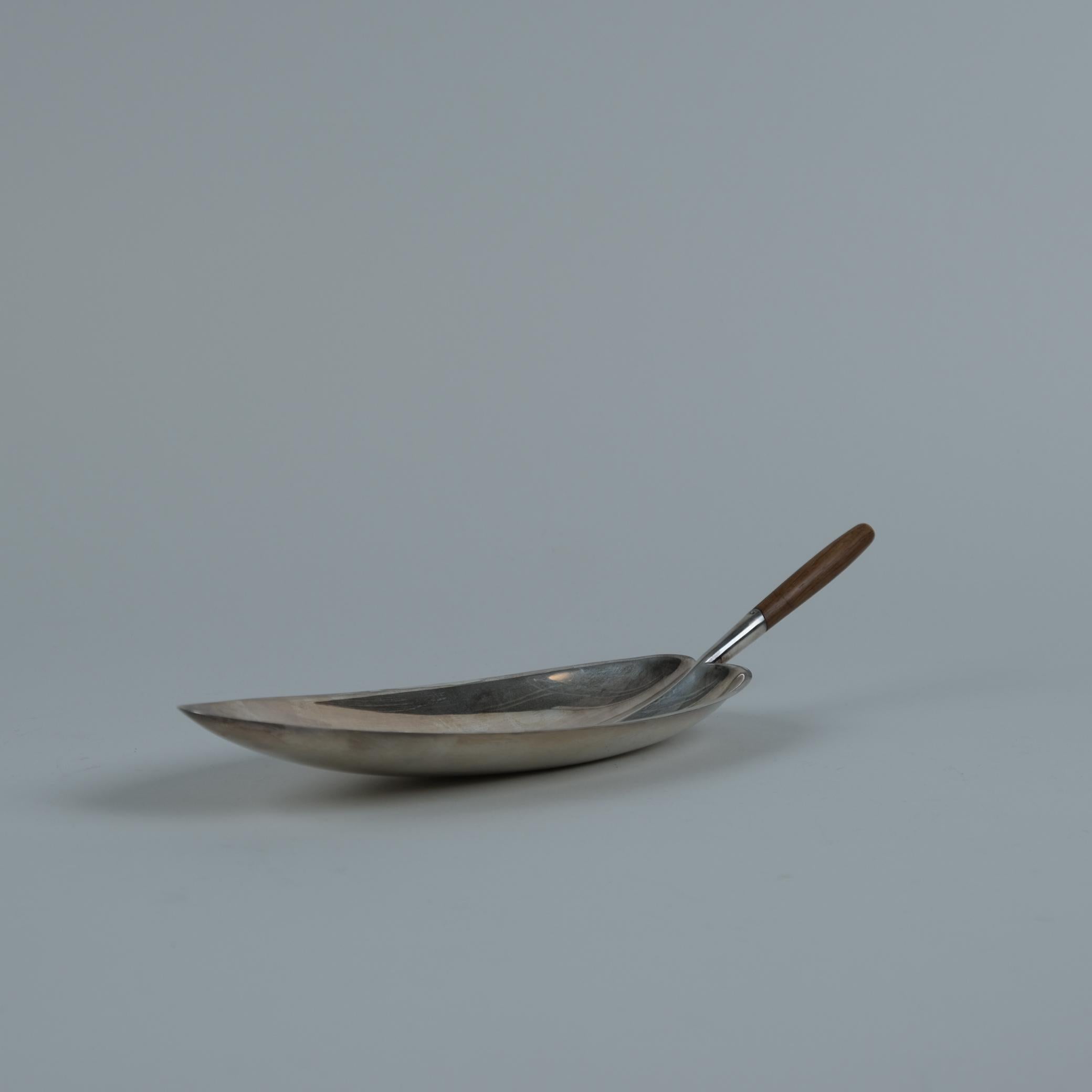 Finlandese Tapio Wirkkala, Ciotola in argento con manico in teak, TW-85, 1956 in vendita