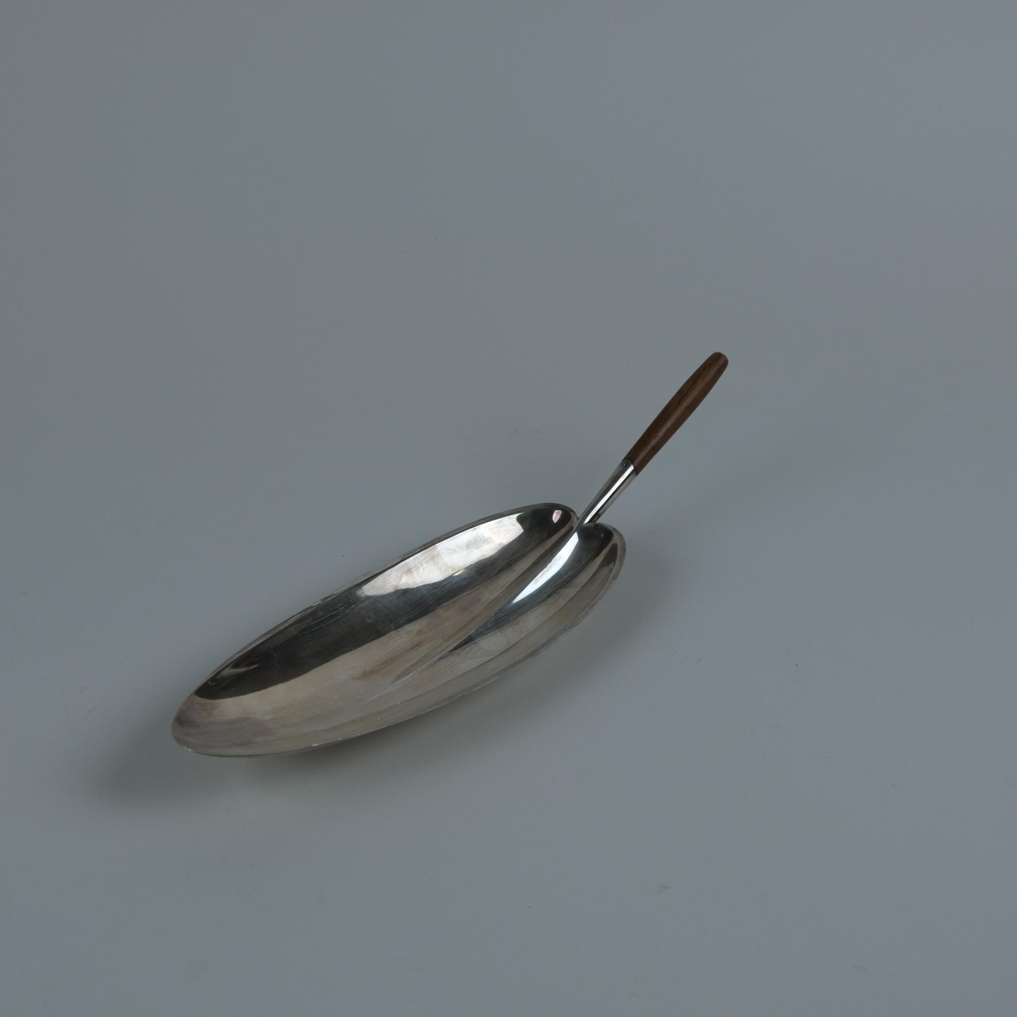 Tapio Wirkkala, Ciotola in argento con manico in teak, TW-85, 1956 In condizioni buone in vendita a Helsinki, FI