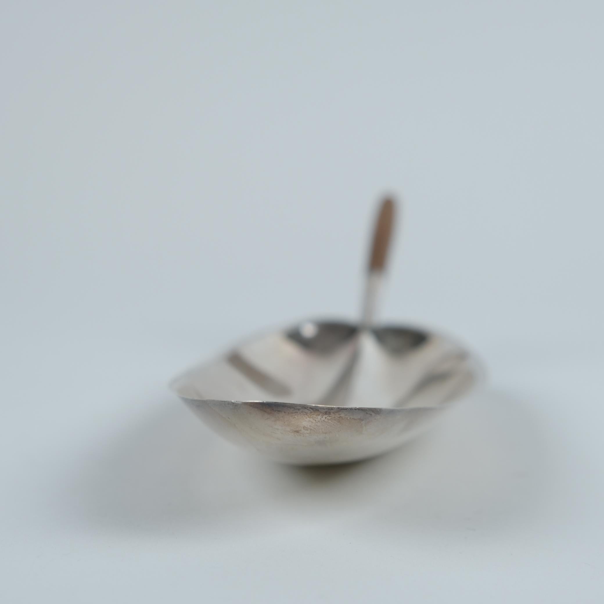 Metà XX secolo Tapio Wirkkala, Ciotola in argento con manico in teak, TW-85, 1956 in vendita