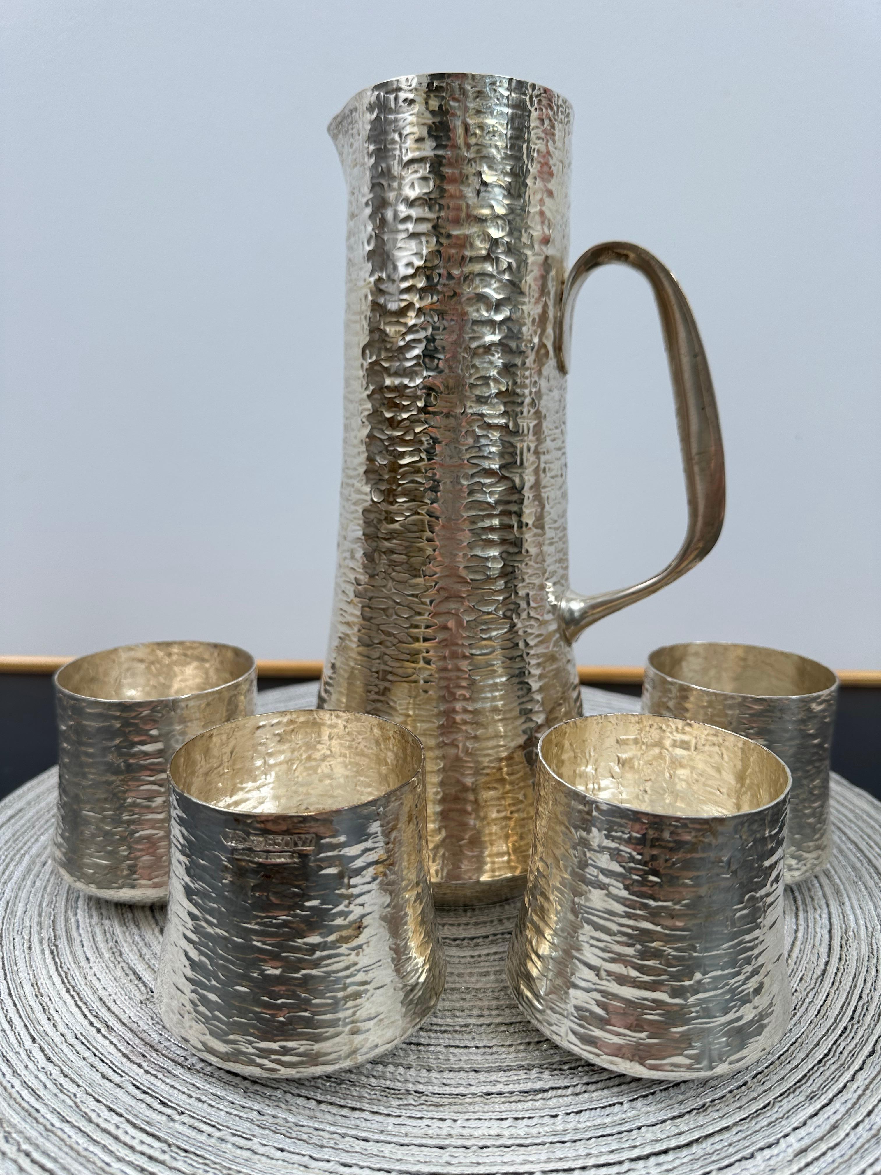 Scandinave moderne Tapio Wirkkala Set of Sterling Silver Hand Hammered Cups and a Pitcher (Ensemble de tasses et de pichets en argent sterling martelés à la main) en vente