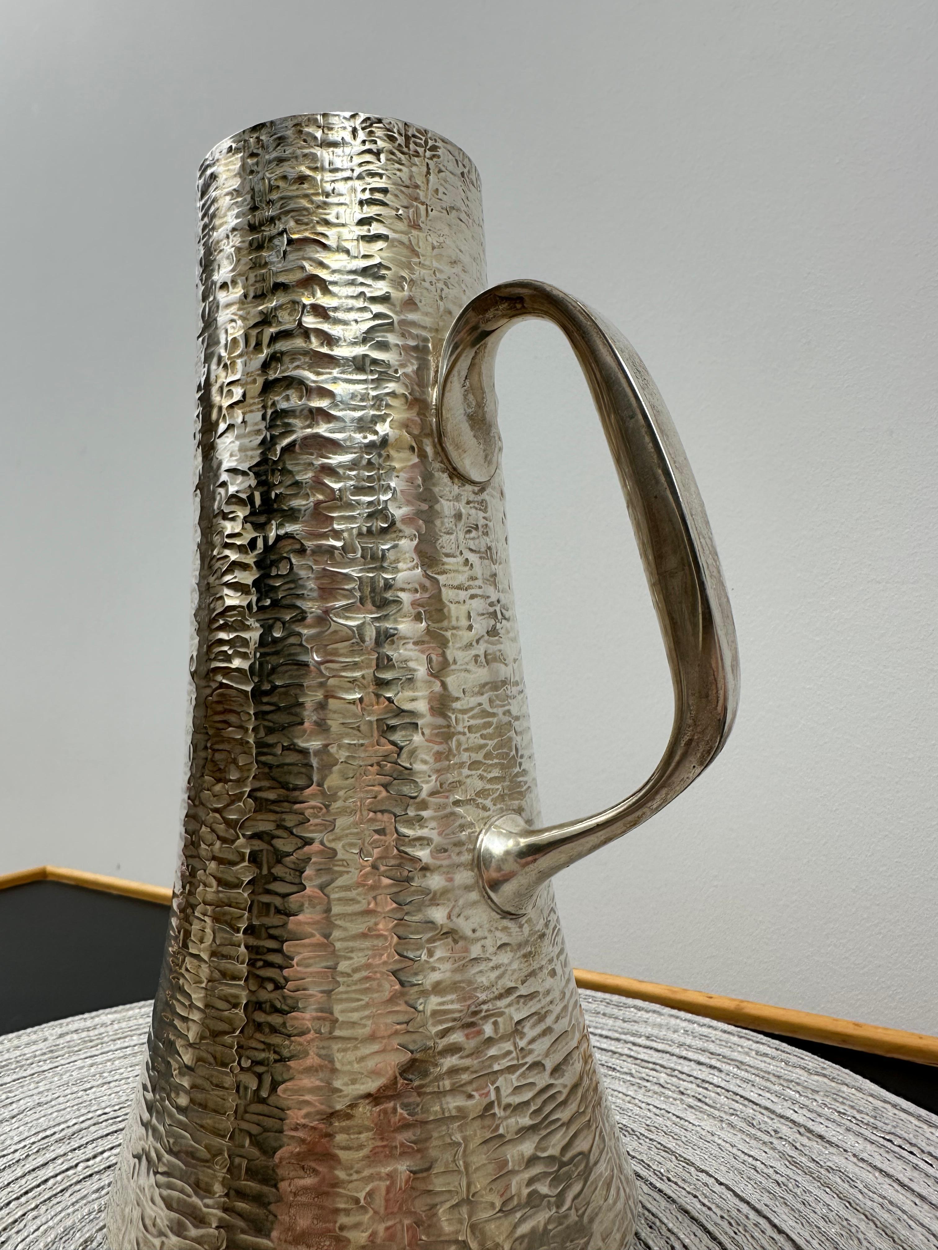 Tapio Wirkkala Set of Sterling Silver Hand Hammered Cups and a Pitcher In Good Condition For Sale In Espoo, FI