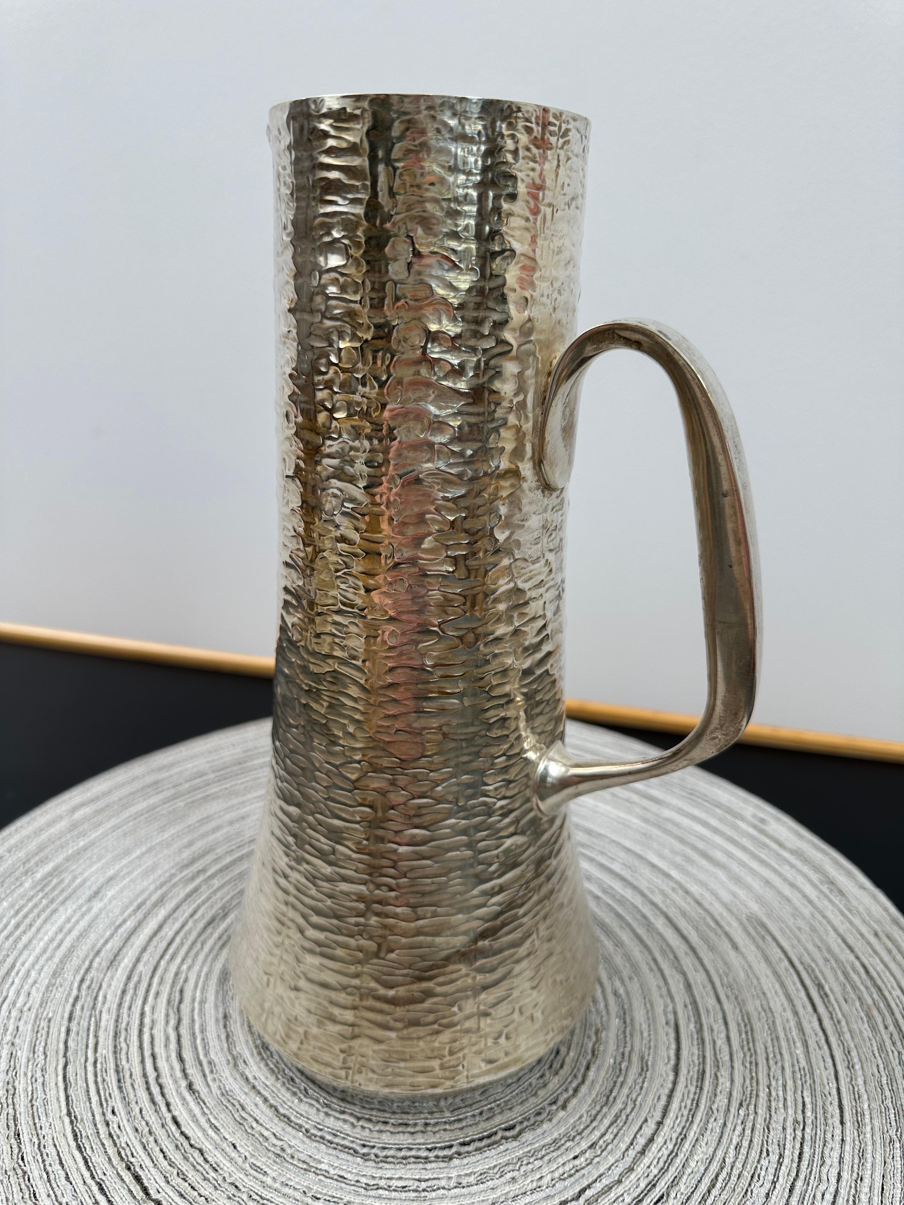 Fin du 20e siècle Tapio Wirkkala Set of Sterling Silver Hand Hammered Cups and a Pitcher (Ensemble de tasses et de pichets en argent sterling martelés à la main) en vente