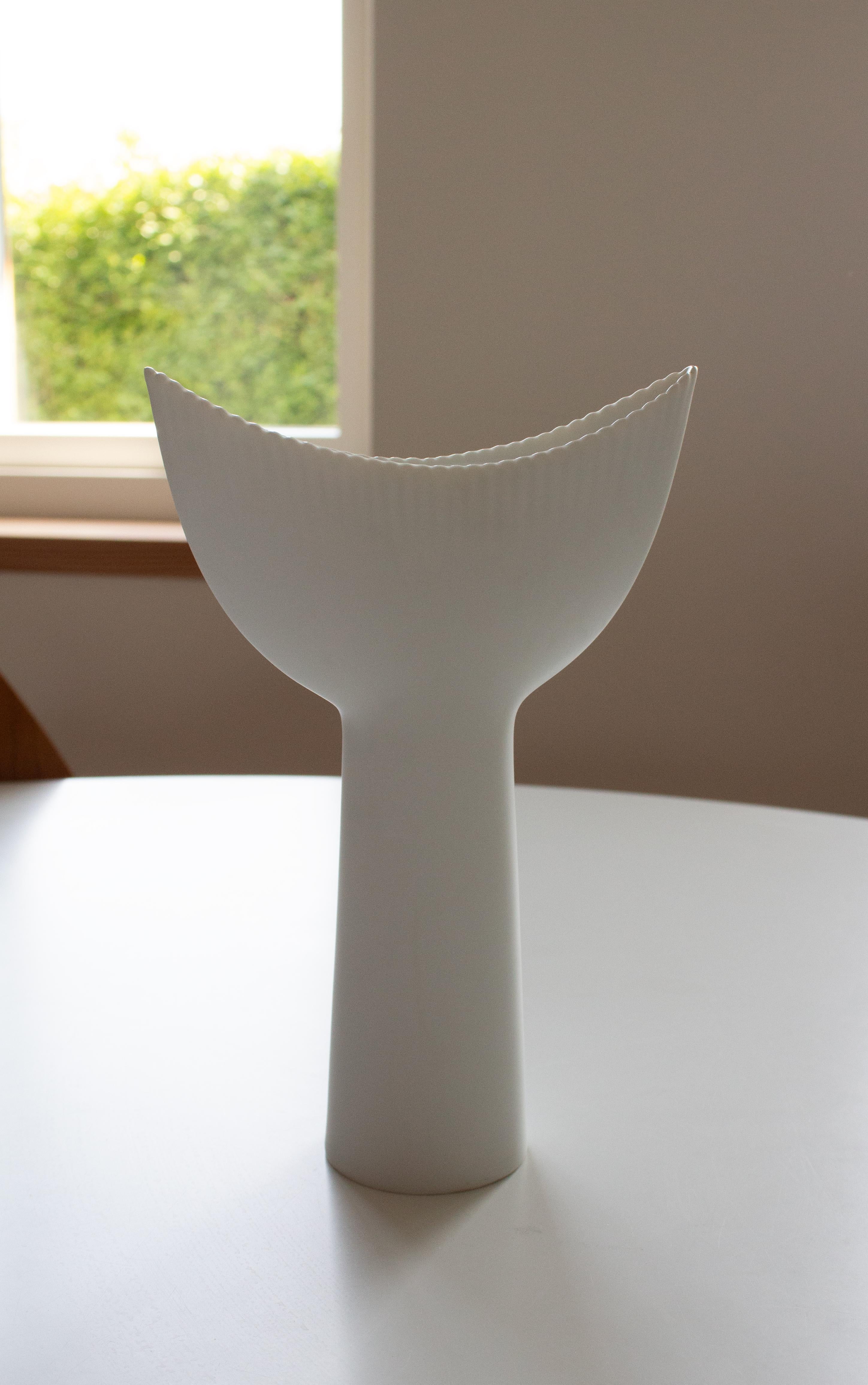Discover a rare collectible that blends sculpture with function – the “Shark Tooth” vase by legendary Finnish designer Tapio Wirkkala, created for Rosenthal Studio Linie in the 1960s. This porcelain vase where the powerful forms of nature meet