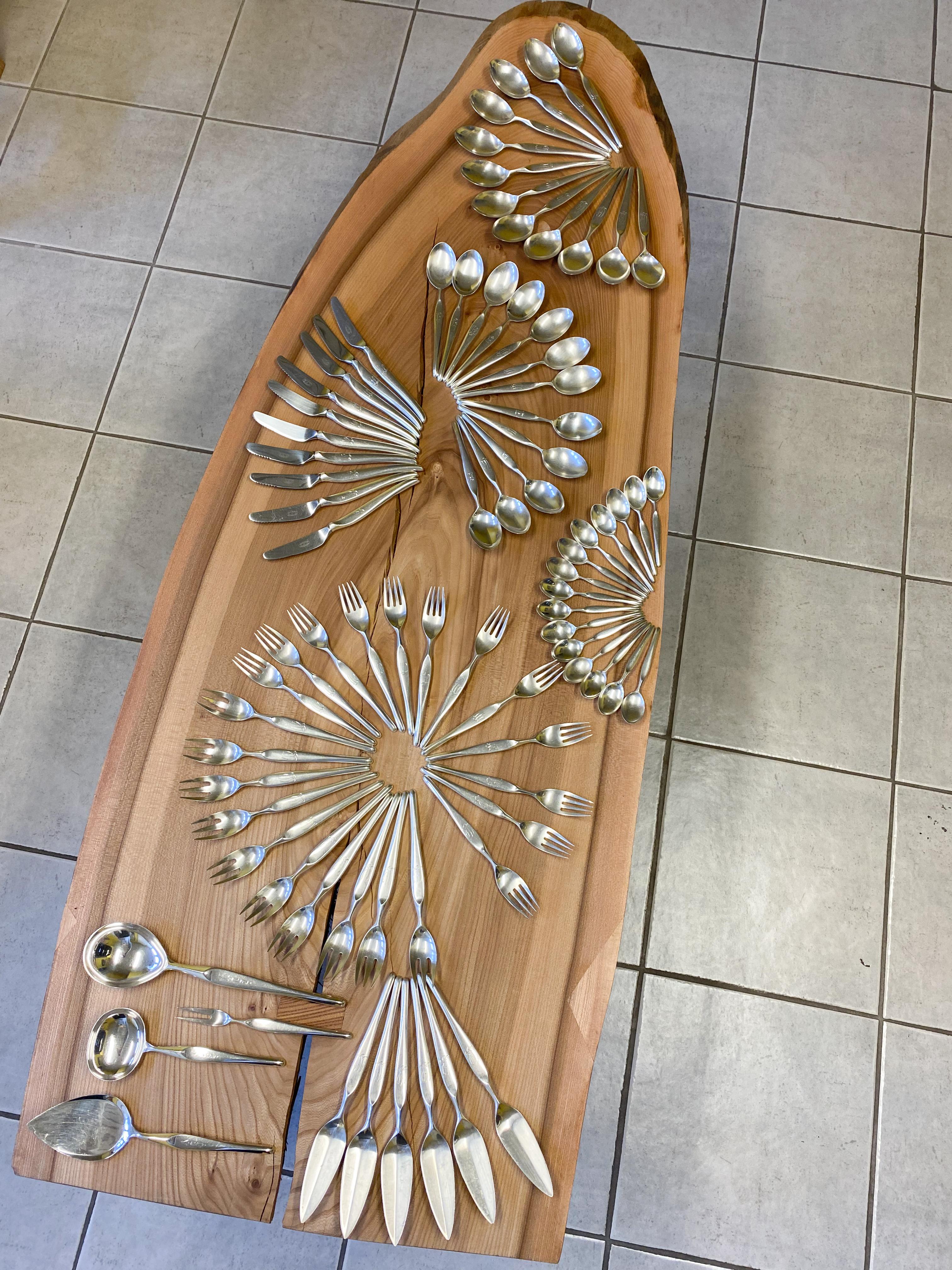 Tapio Wirkkala, Set di ali d'argento 81 pezzi A. Silver
Molto raro.
Tapio Wirkkala creò la serie Silver Wing nel 1955 e fu prodotta in serie per un solo anno e poi su ordinazione.
Le opere di Tapio Wirkkala sono collezionate da molti importanti