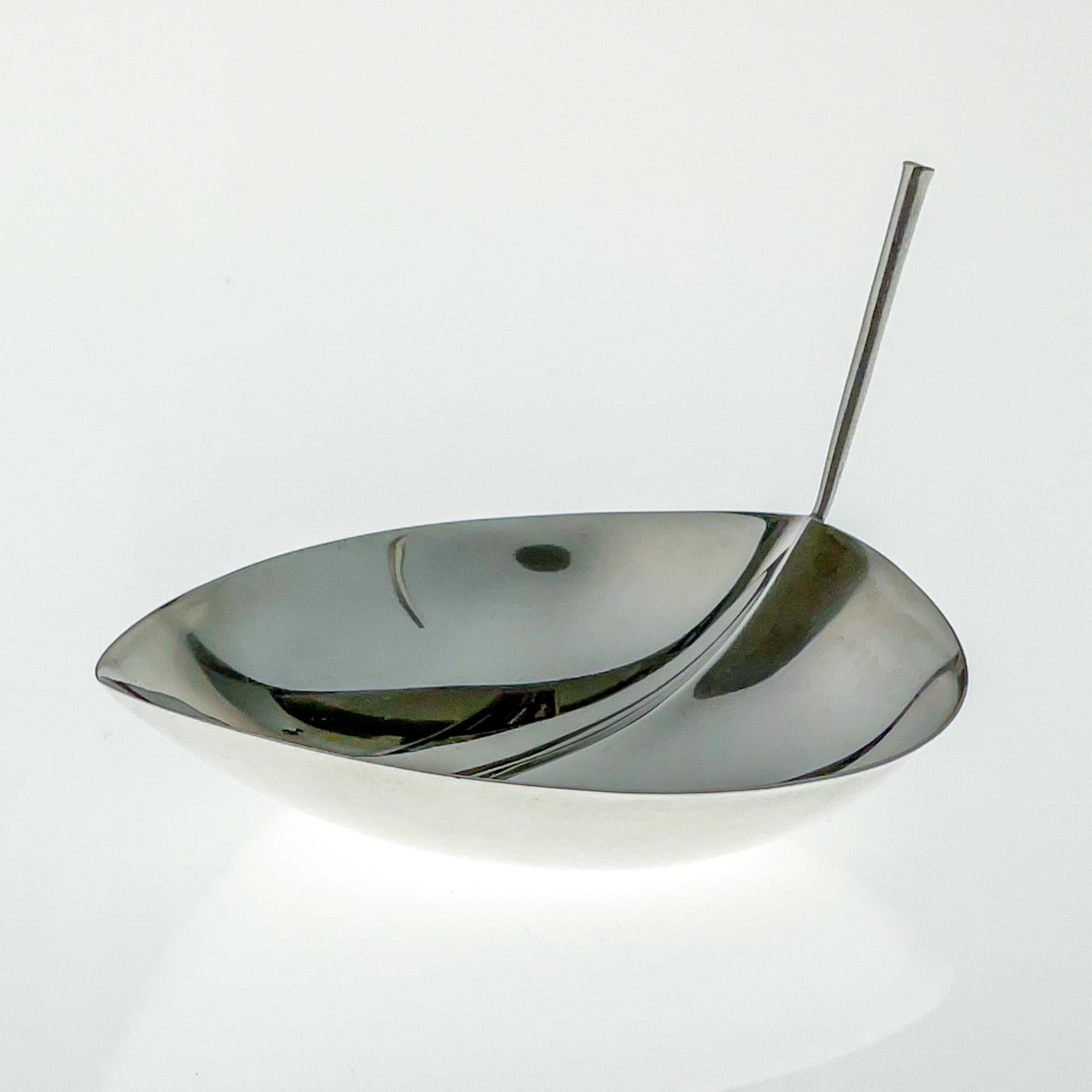 Tapio Wirkkala - Sterling silver leaf-shaped bowl, model TW 4 - Kultakeskus Oy, Finland 1963

Artist
Tapio Wirkkala (1915 Hanko, Finland - 1985 Helsinki, Finland) A giant of Finnish design, Wirkkala was an artist of great diversity for whom no