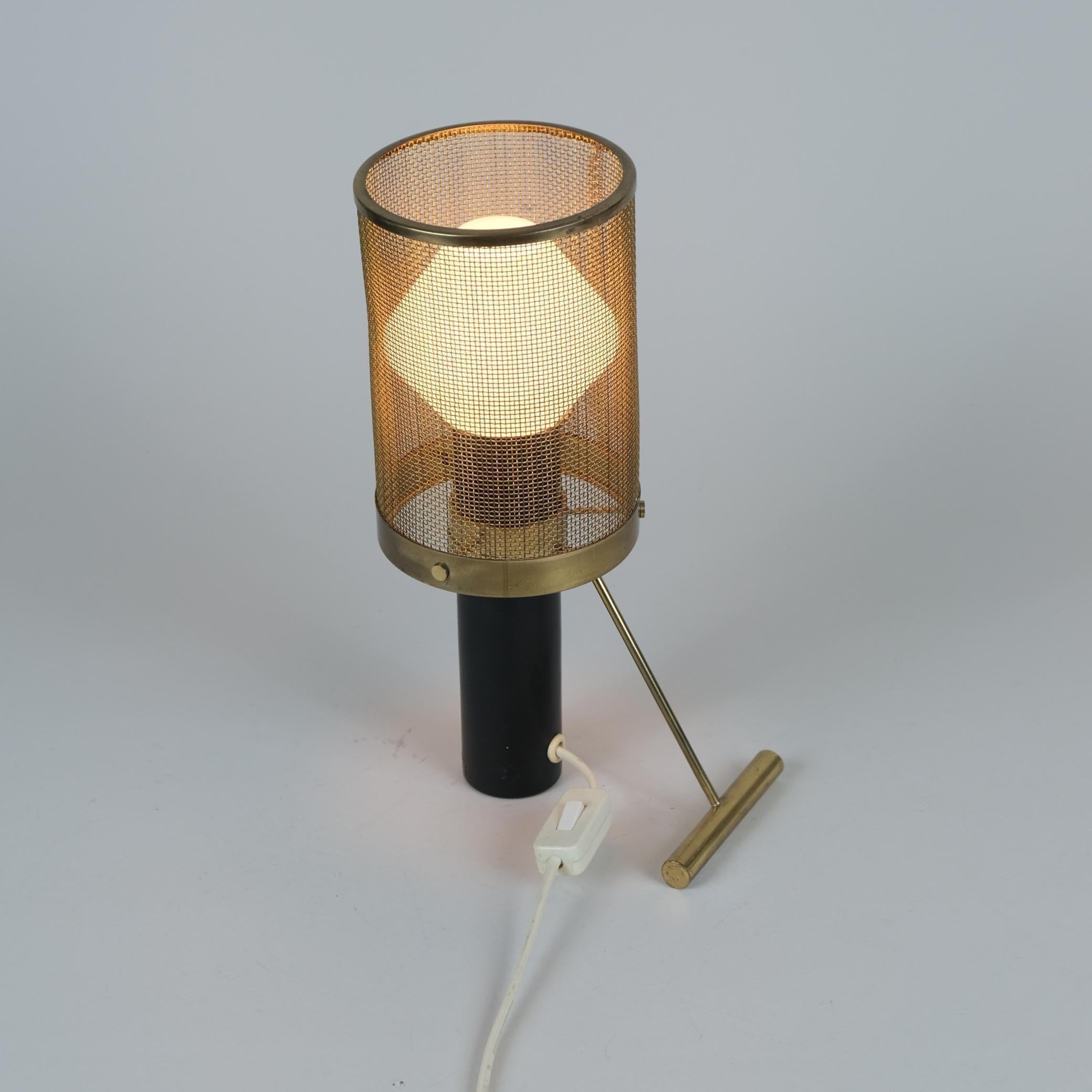 Cette lampe de table bijou et élégante modèle K11-81  conçu par Tapio Wirkkala, est difficile à trouver, ce qui fait de cette pièce un excellent complément à toute collection. Il objective la superbe compréhension de la géométrie de Wirkkala et son
