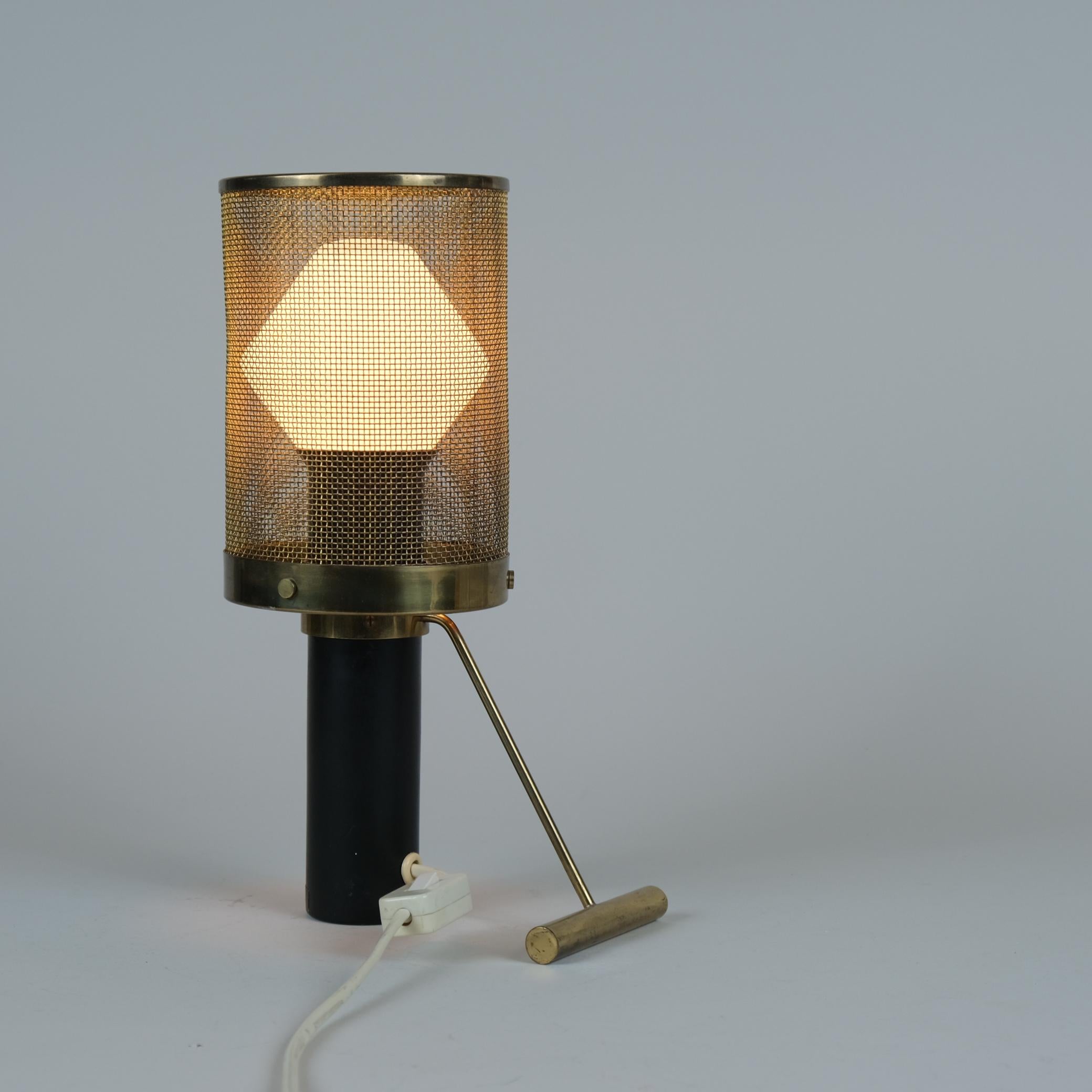 Scandinave moderne Lampe de table Tapio Wirkkala modèle K11-81 en noir et laiton, Idman années 1950 en vente