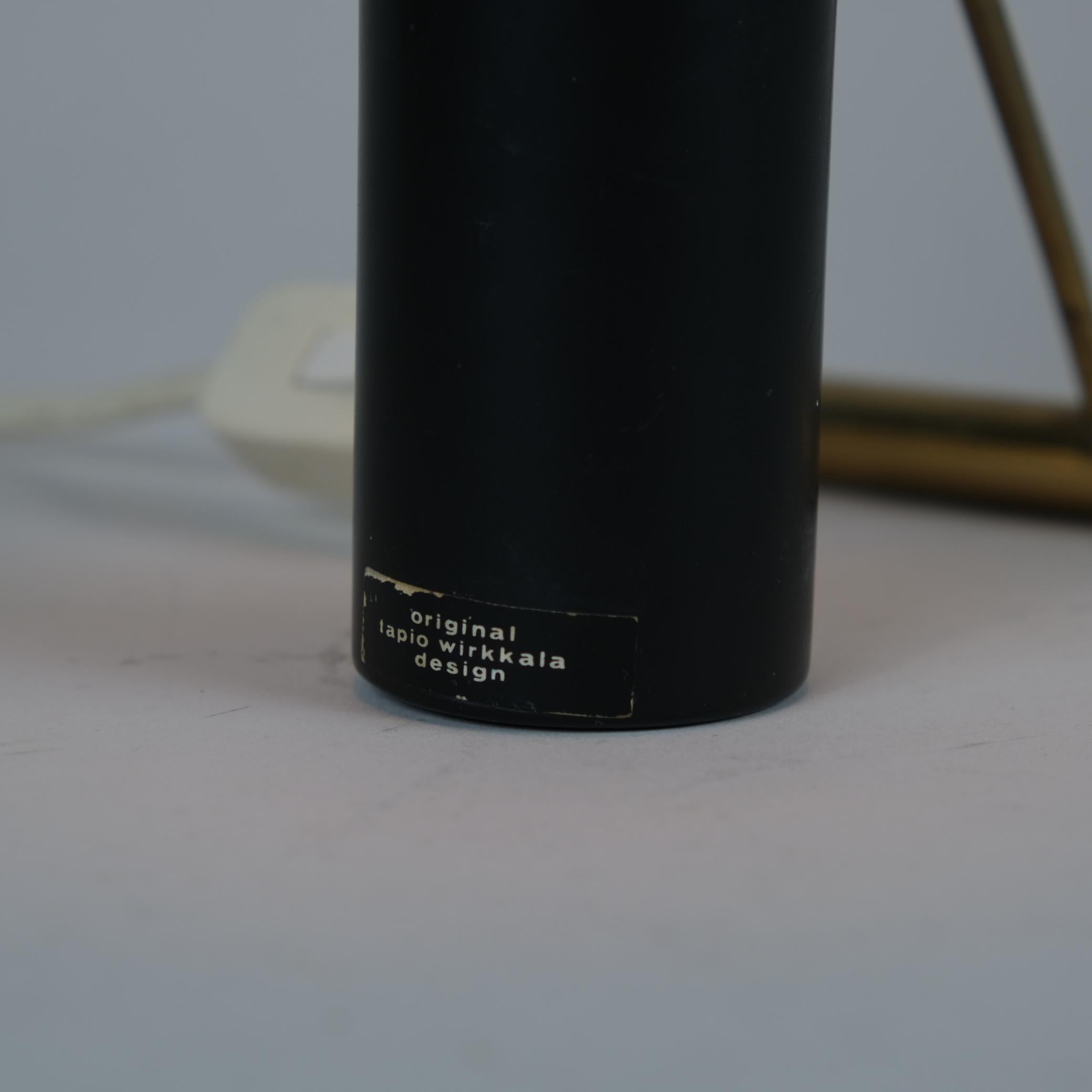 Finlandais Lampe de table Tapio Wirkkala modèle K11-81 en noir et laiton, Idman années 1950 en vente