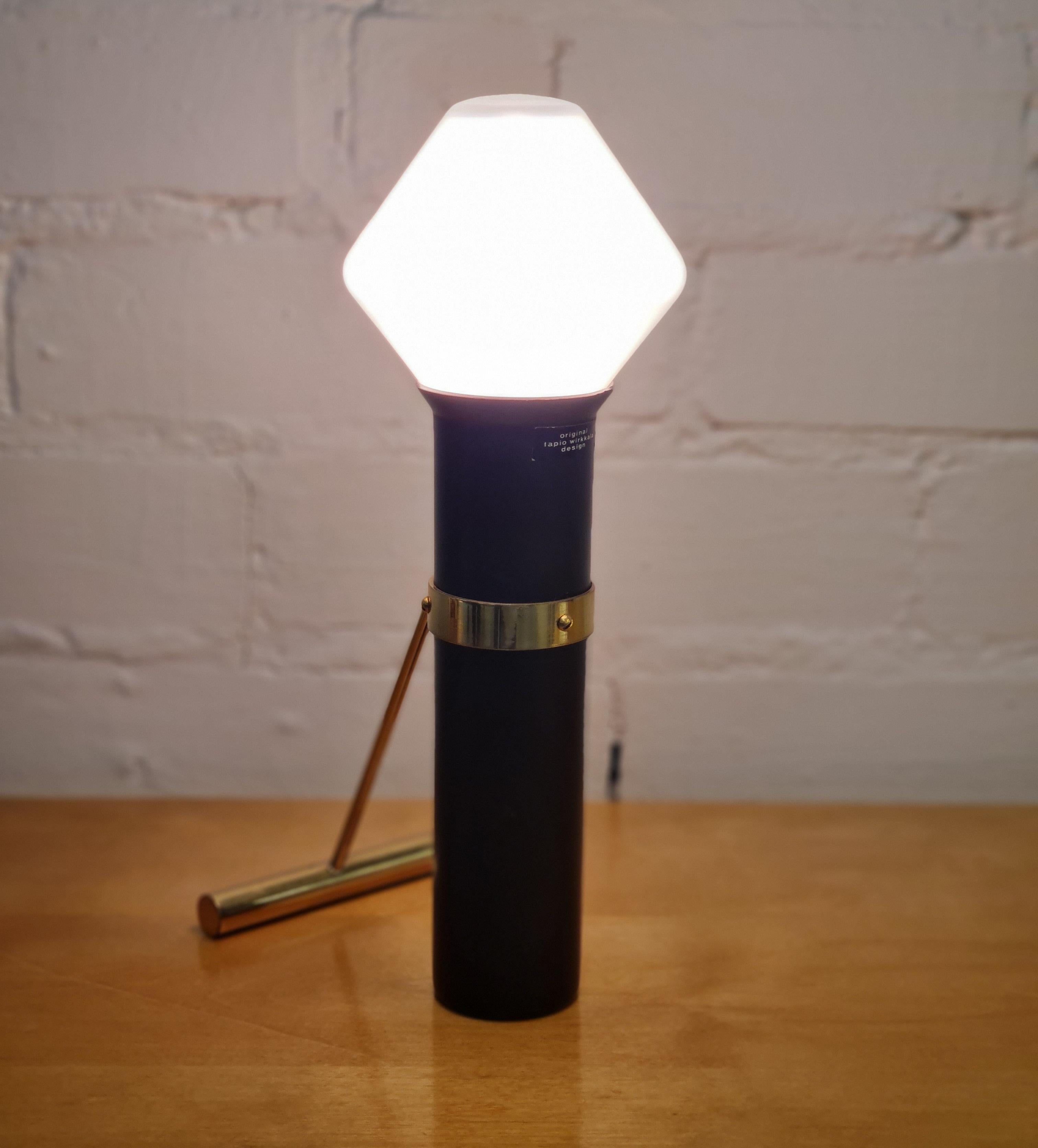 This very rare and elegant table lamp model K11-81 b designed by Tapio Wirkkala, is extremely hard to come by, wich makes this piece a great addition to any collection. It objectifies Wirkkala's superb understanding of geometry and his talent in