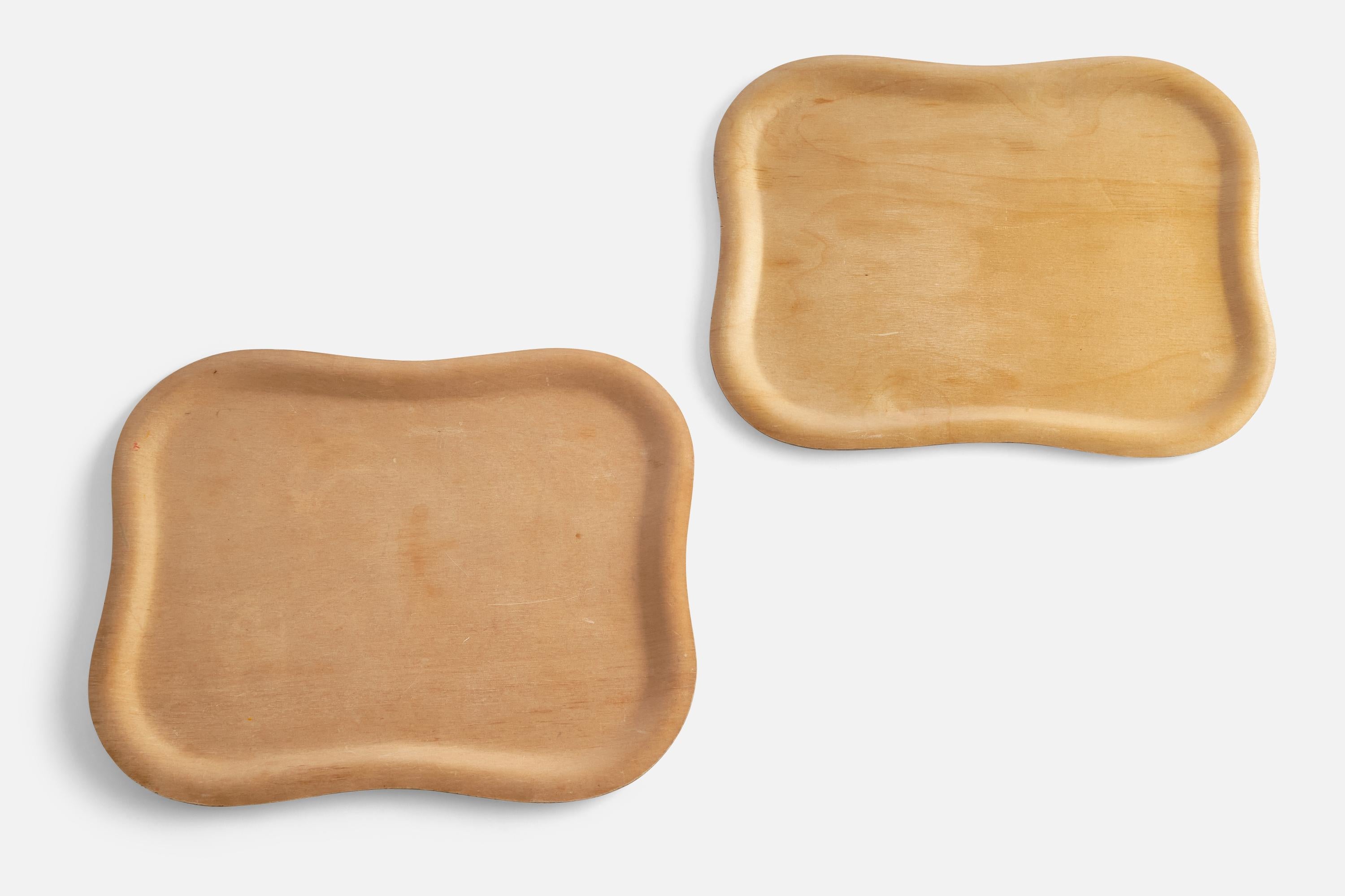 A pair of birch plywood trays designed by Tapio Wirkkala and produced by Soinne & Knioy, Finland, 1950s