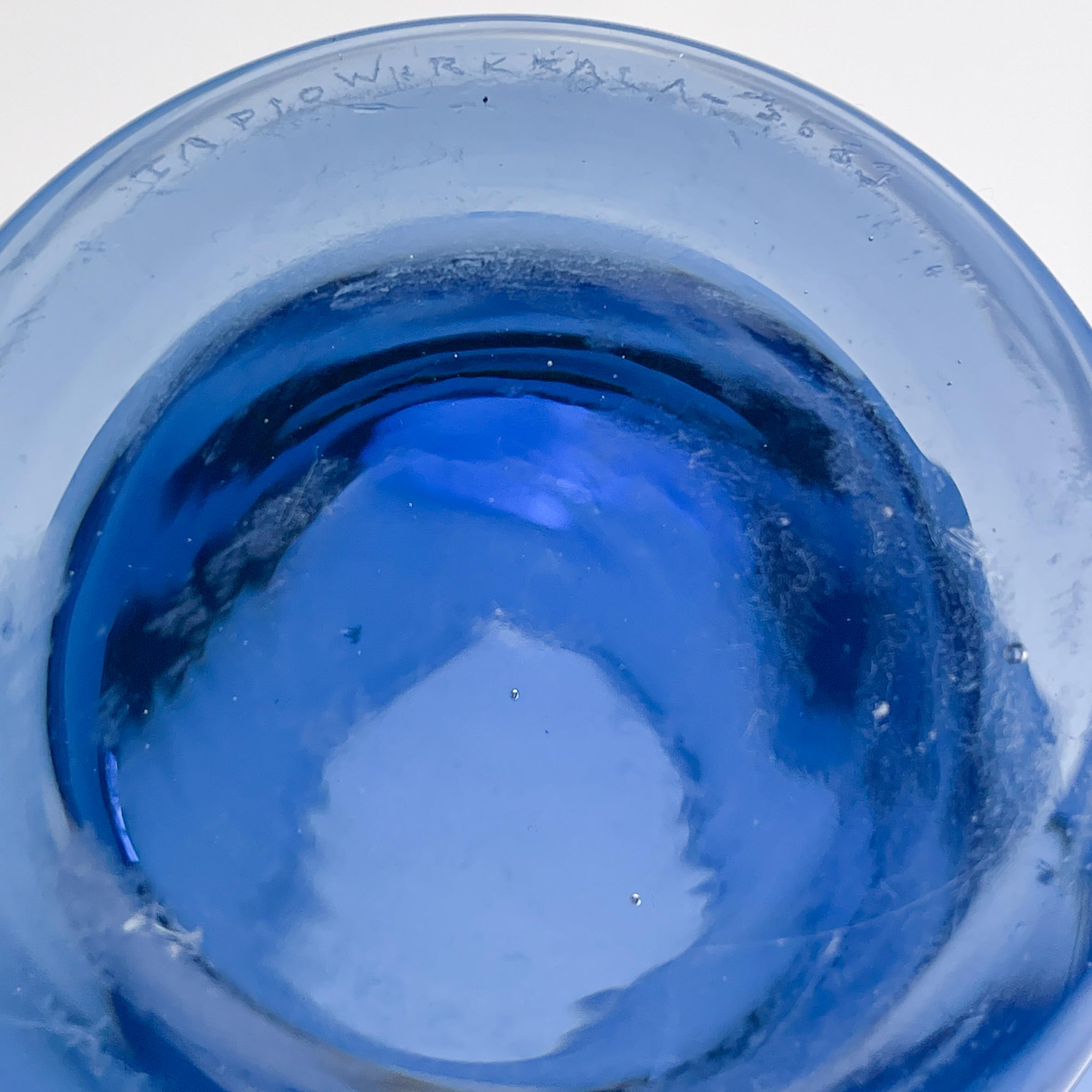 Skandinavische Moderne Tapio Wirkkala Zwei blaue mundgeblasene Kunstobjekte aus klarem Glas   (Glaskunst) im Angebot