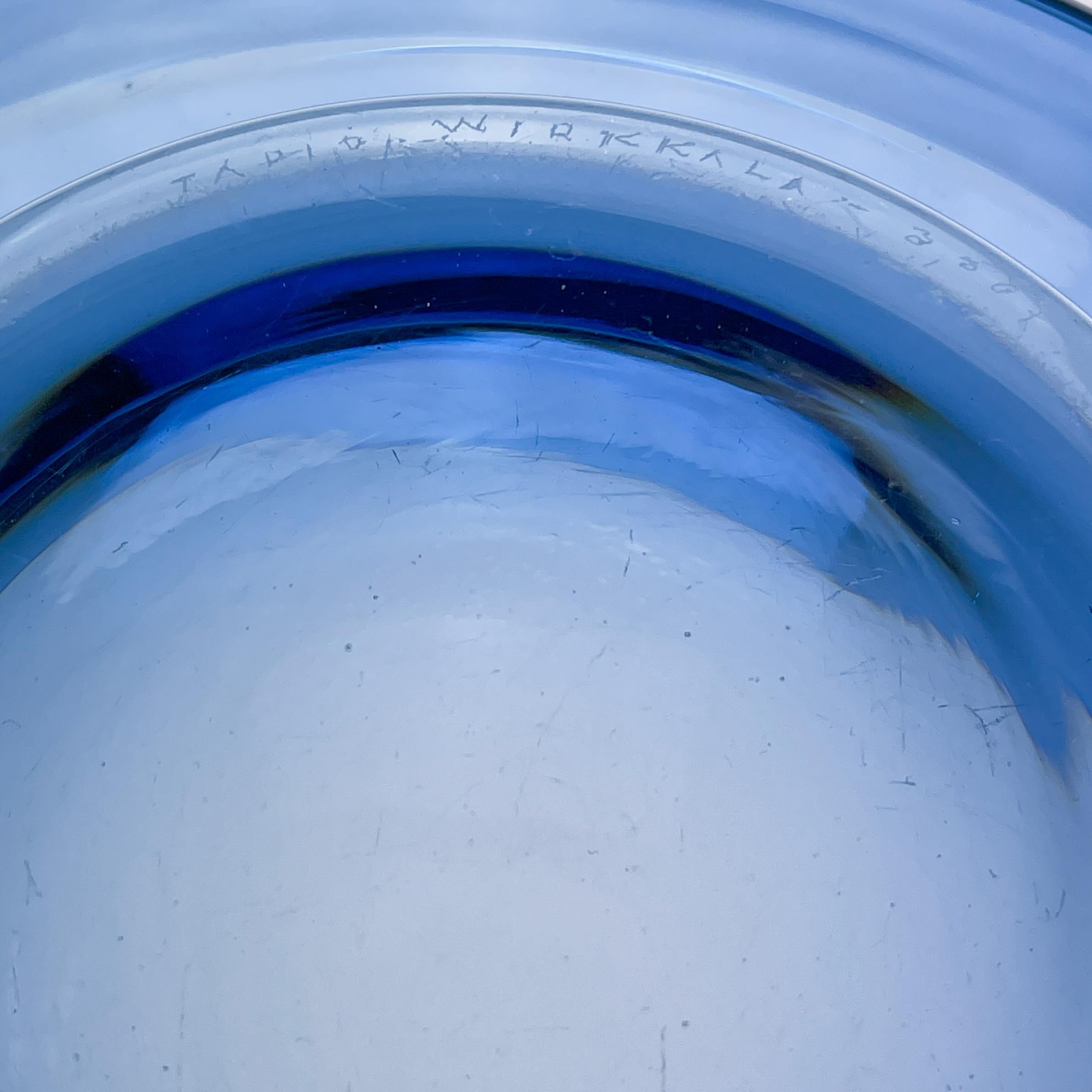 Skandinavische Moderne Tapio Wirkkala Zwei blaue mundgeblasene Kunstobjekte aus klarem Glas   im Angebot 1