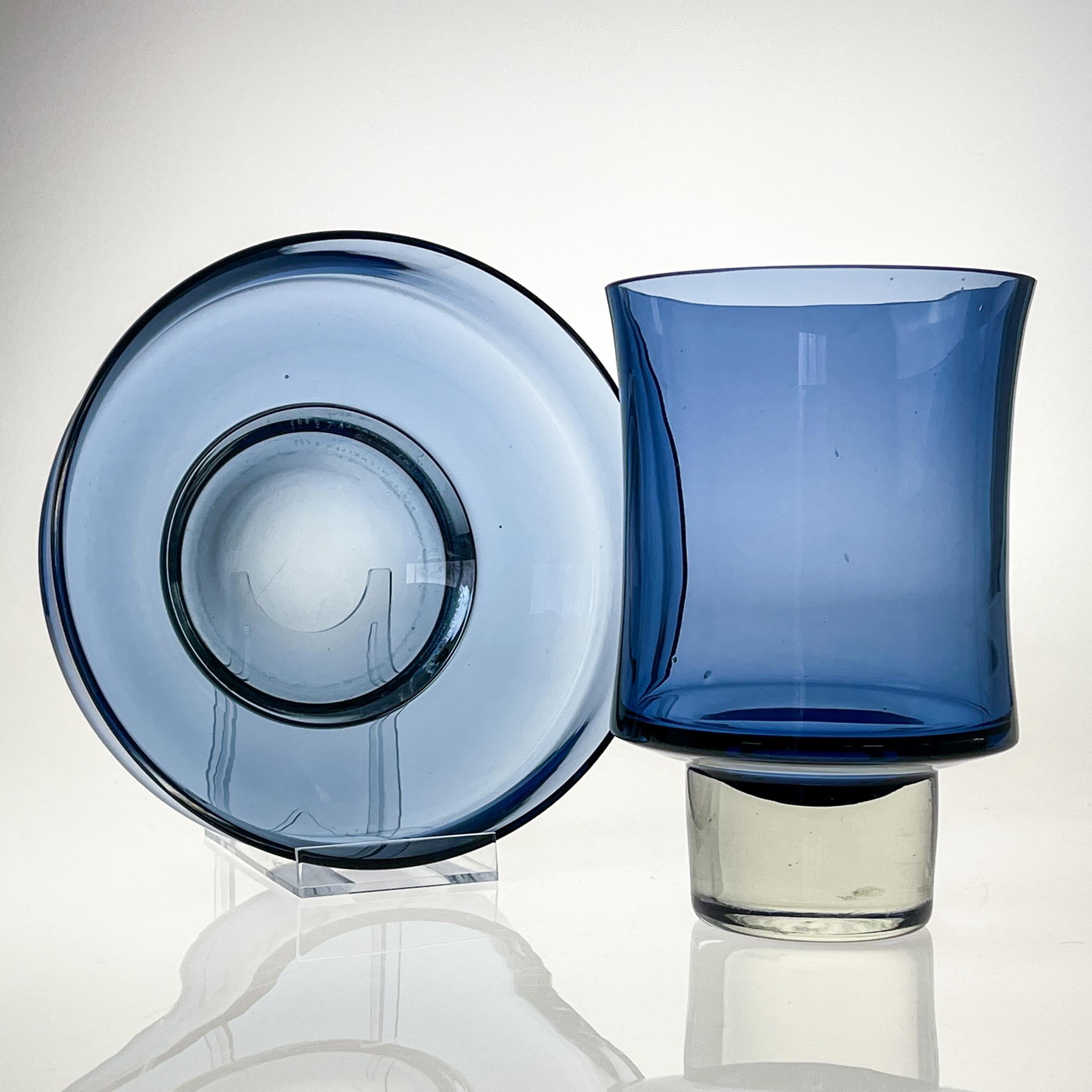 Finlandais Deux objets d'art scandinaves modernes en verre bleu transparent soufflé à la main Tapio Wirkkala   en vente