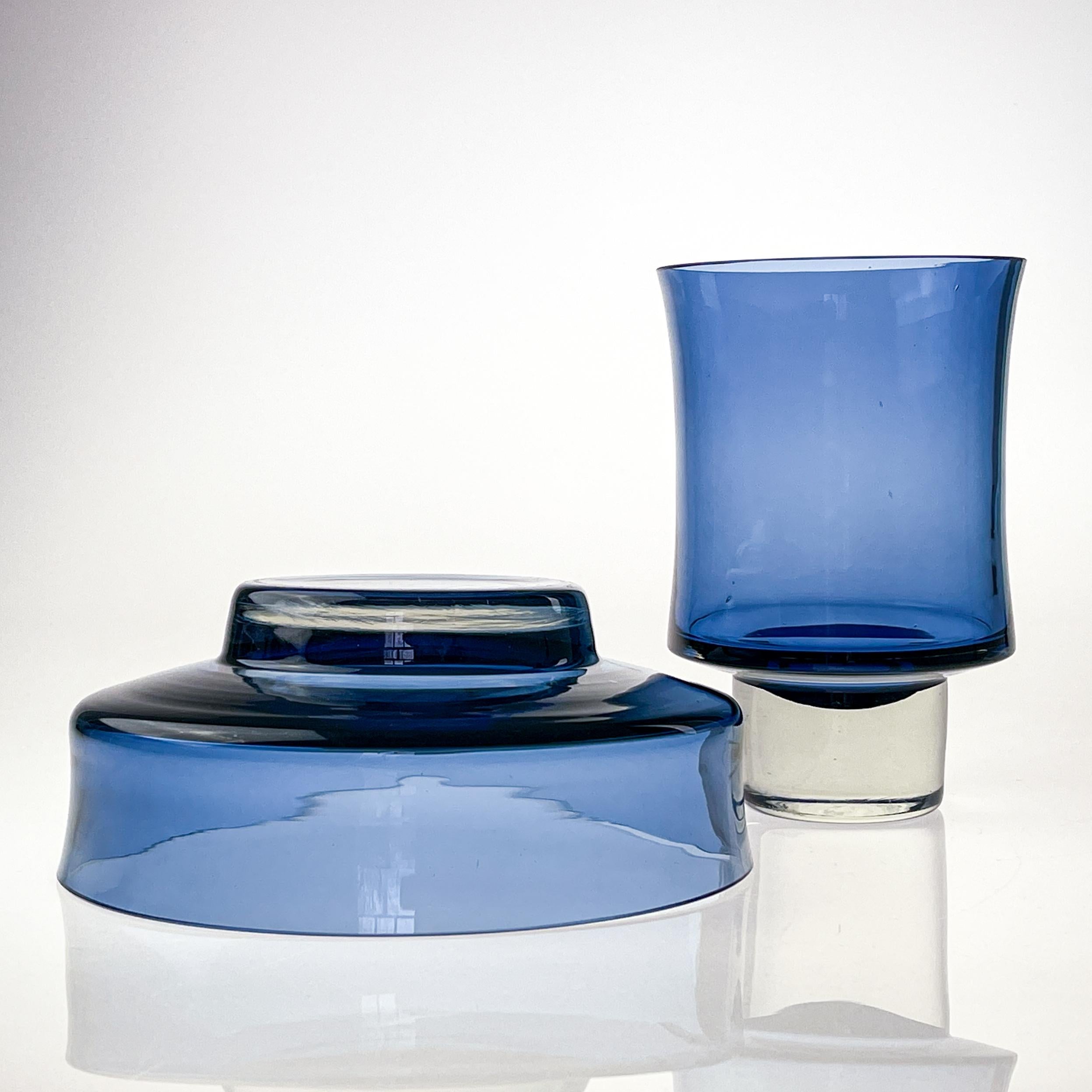 Fait main Deux objets d'art scandinaves modernes en verre bleu transparent soufflé à la main Tapio Wirkkala   en vente