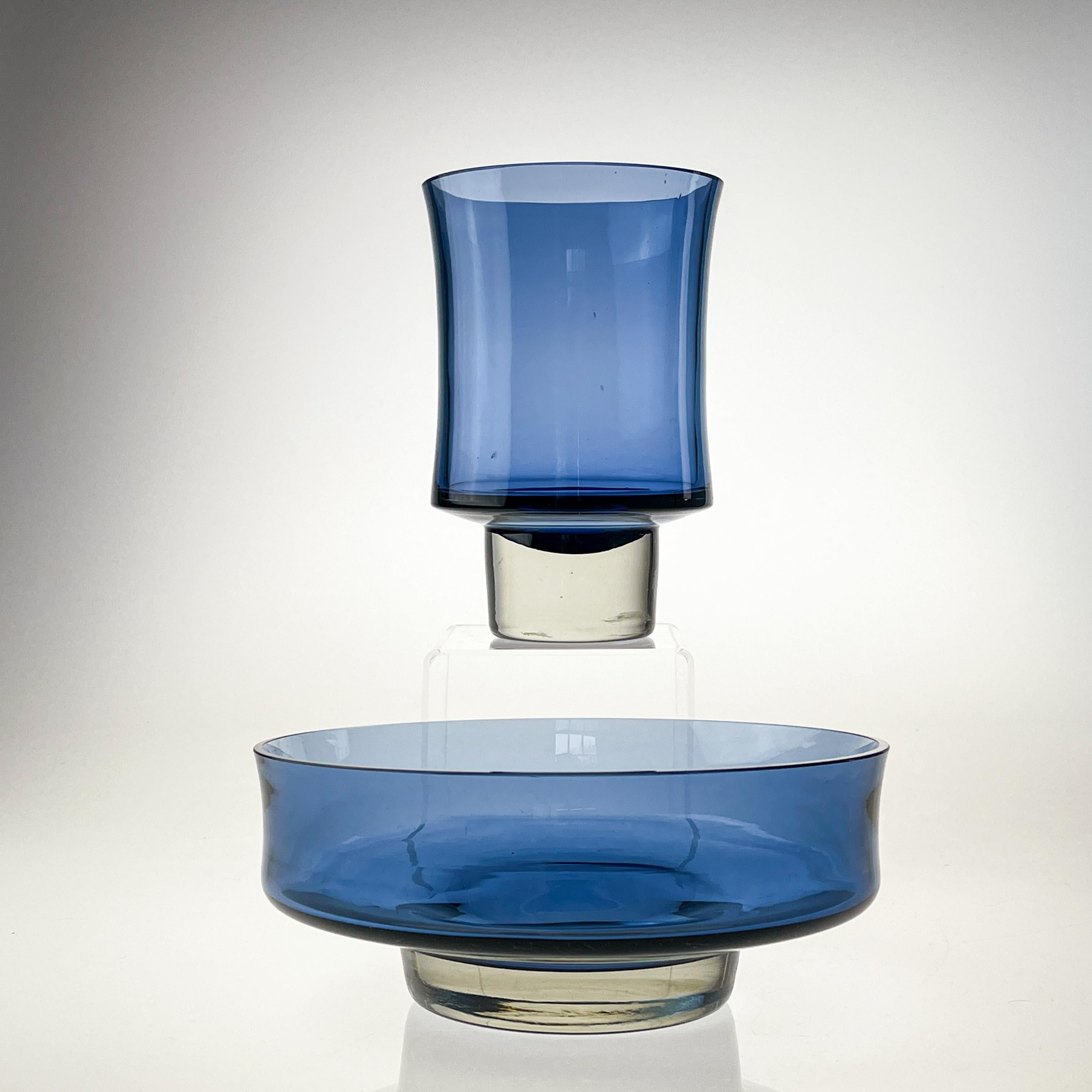 Skandinavische Moderne Tapio Wirkkala Zwei blaue mundgeblasene Kunstobjekte aus klarem Glas   (Finnisch) im Angebot