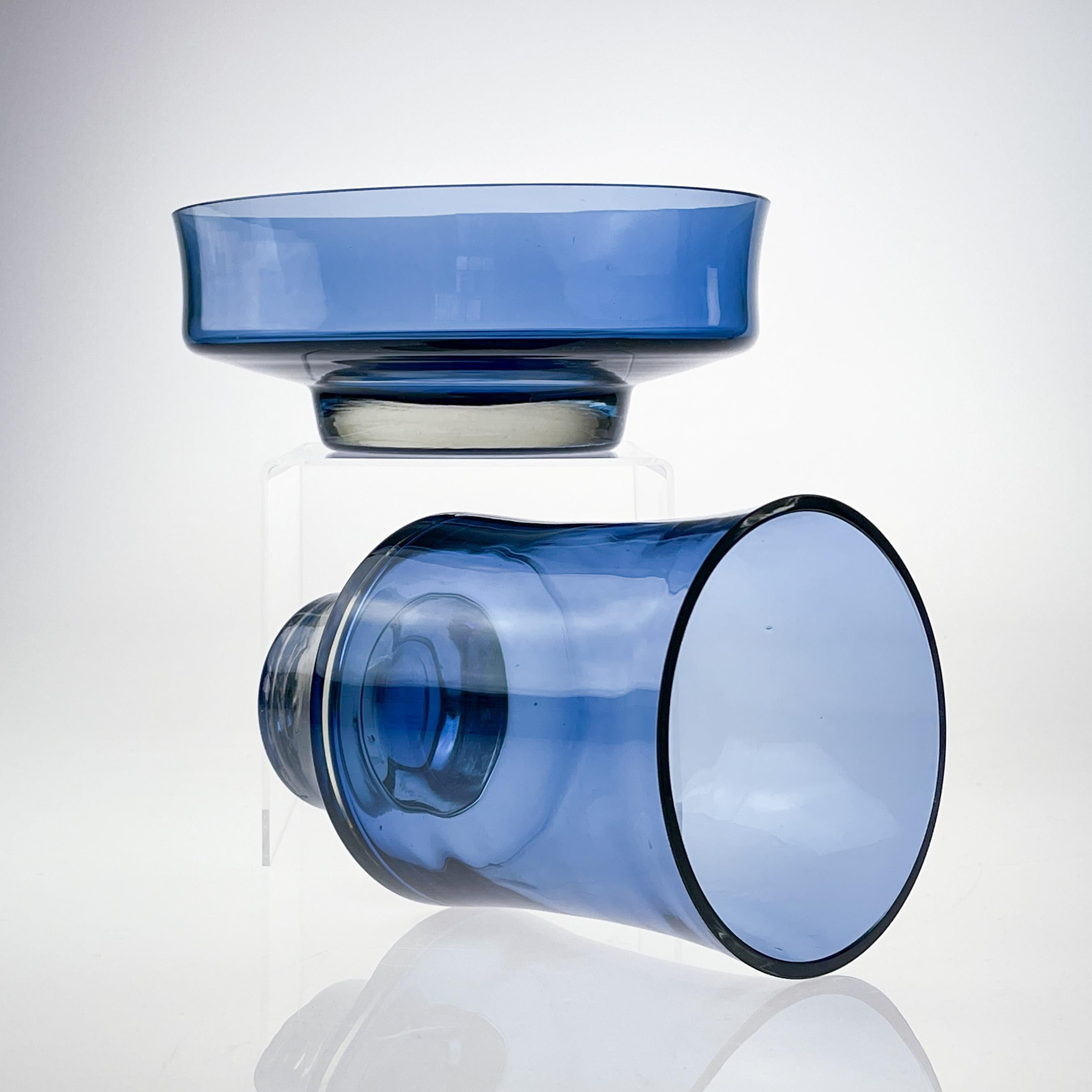 Skandinavische Moderne Tapio Wirkkala Zwei blaue mundgeblasene Kunstobjekte aus klarem Glas   (Handgefertigt) im Angebot