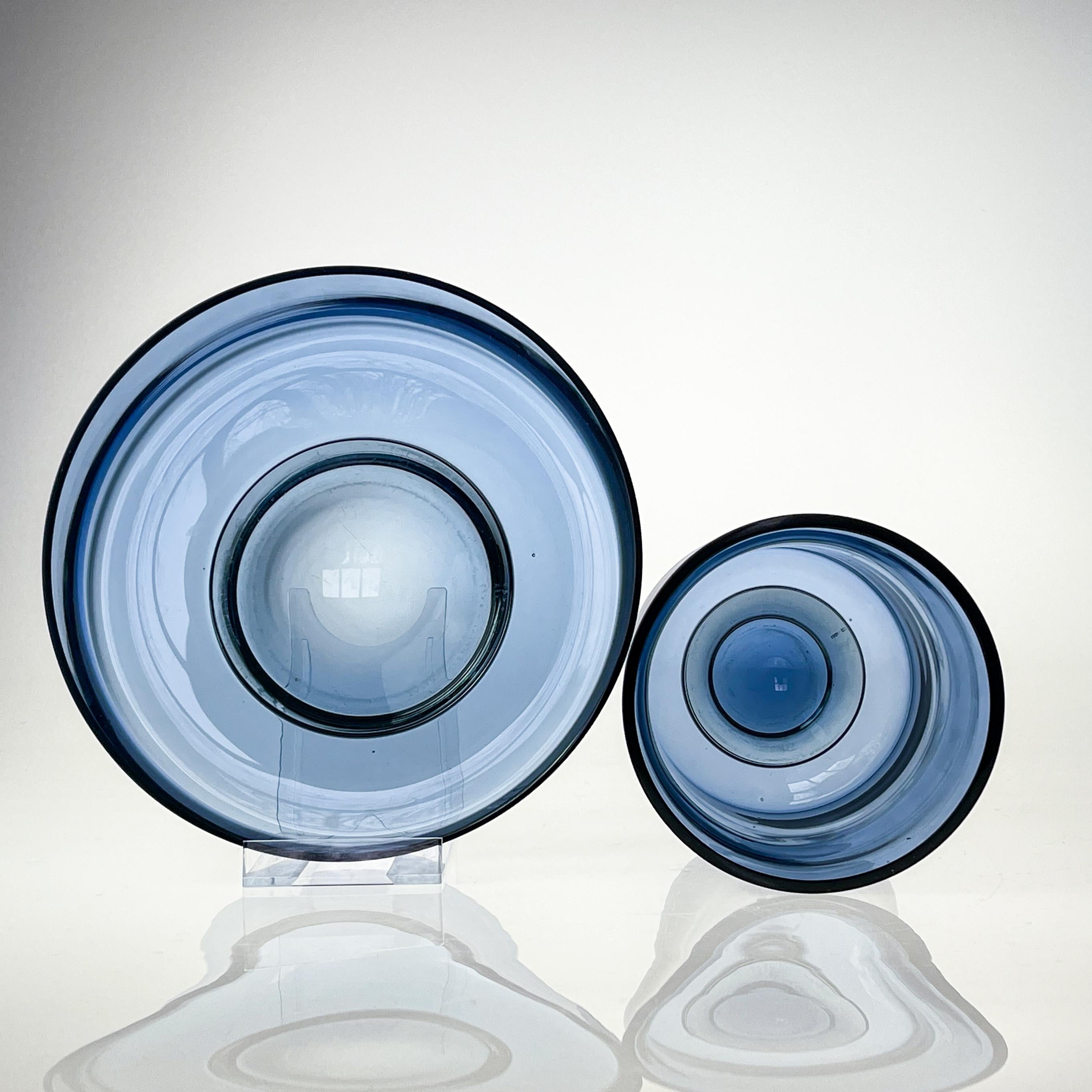 Skandinavische Moderne Tapio Wirkkala Zwei blaue mundgeblasene Kunstobjekte aus klarem Glas   (Mitte des 20. Jahrhunderts) im Angebot