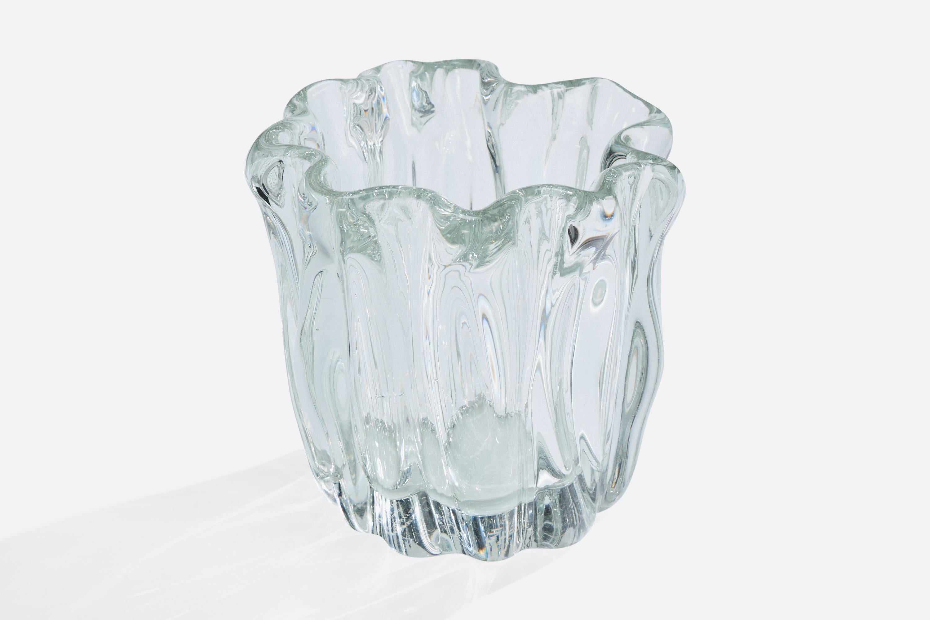 Vase aus geblasenem Glas, entworfen von Tapio Wirkkala, hergestellt von Iittala, Finnland, um 1971.

Mit eingravierter Widmung am Boden.

Gesamtabmessungen (Zoll): 6,9 