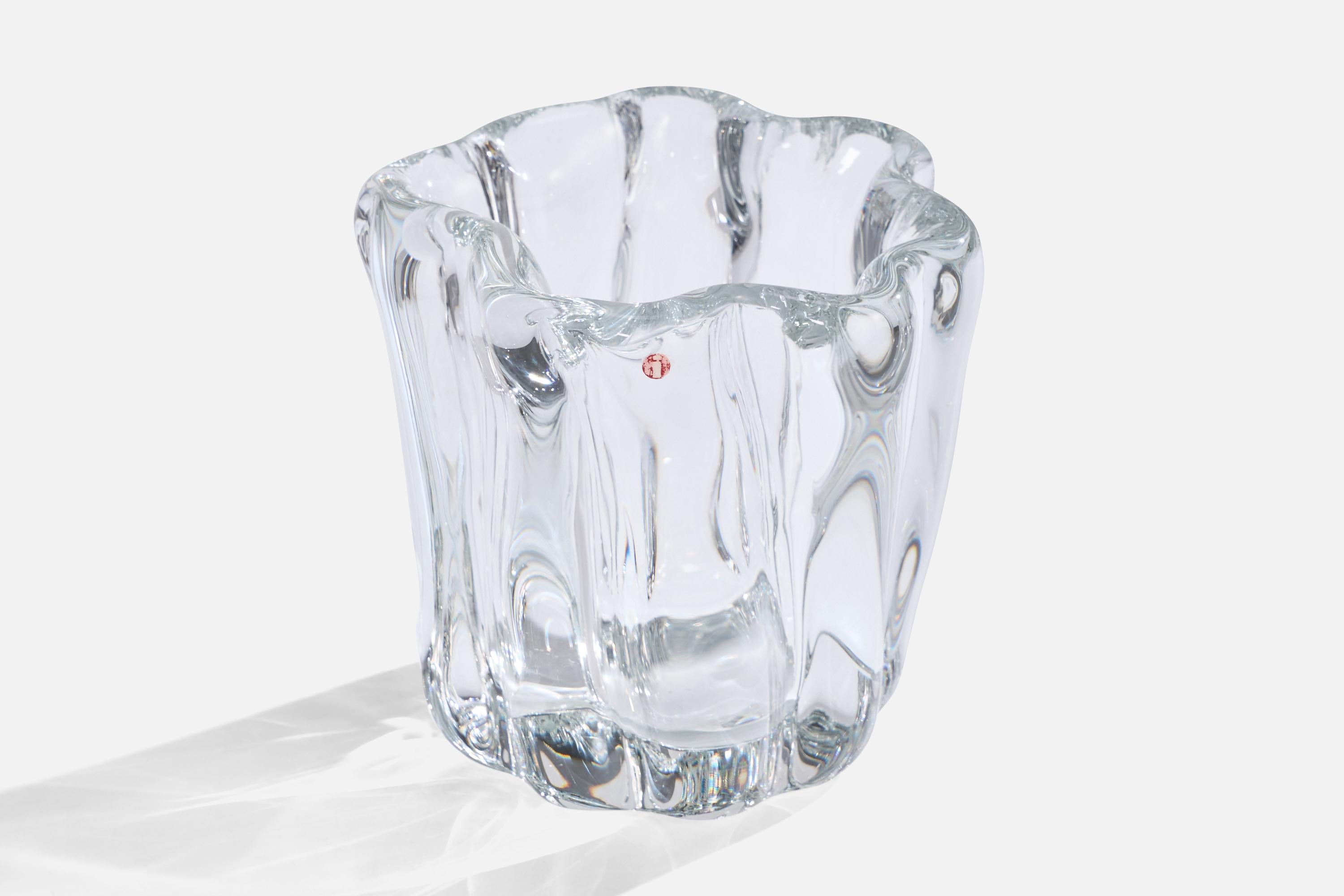 Vase en verre soufflé conçu par Tapio Wirkkala et produit par Ittala, Finlande, vers les années 1950.

Dimensions : 5.4