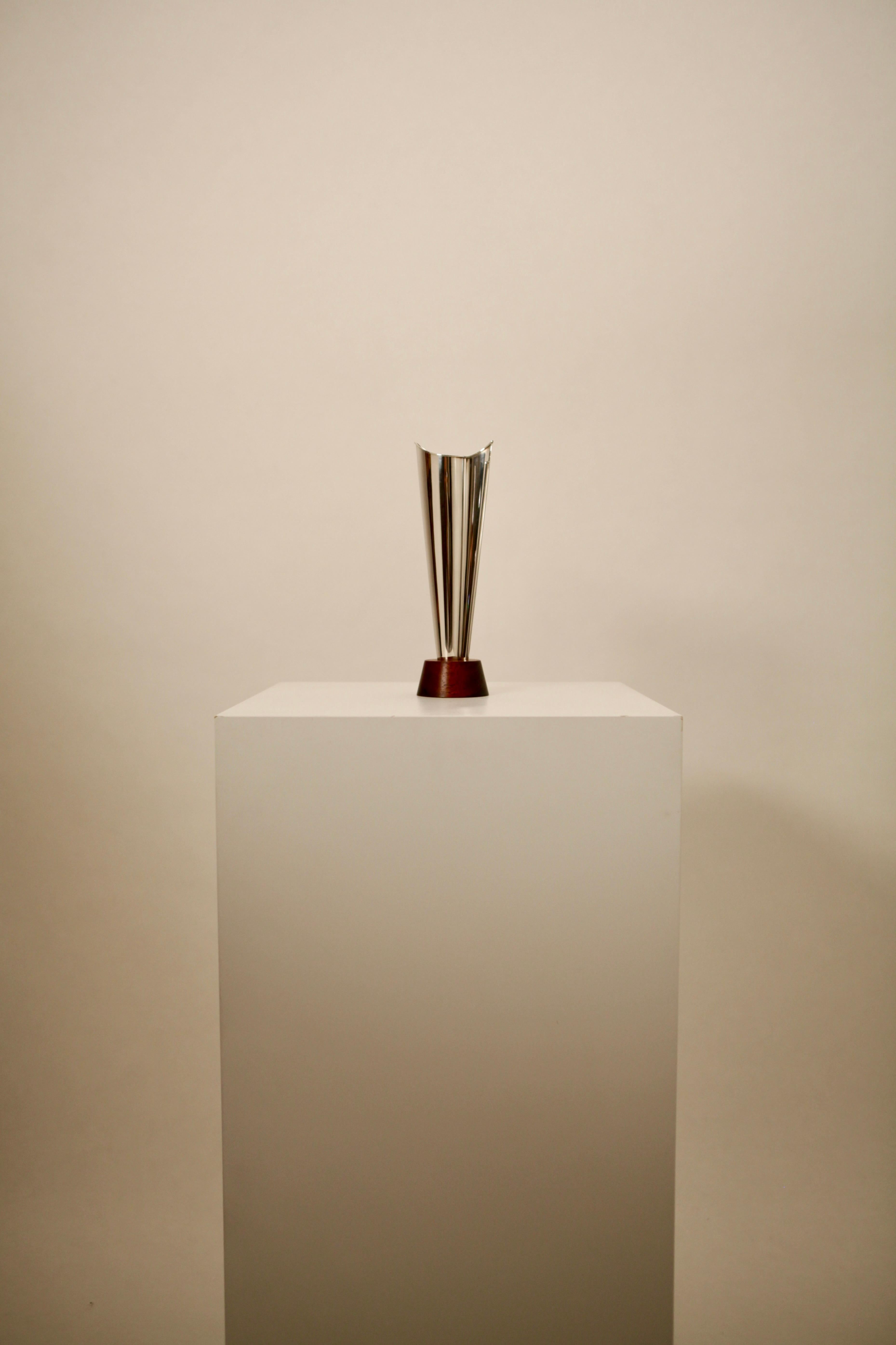 Tapio Wirkkala, Vase aus Silber und Teakholz, Modell Lekkie, Finnland 1960er Jahre. im Zustand „Gut“ im Angebot in Berlin, DE