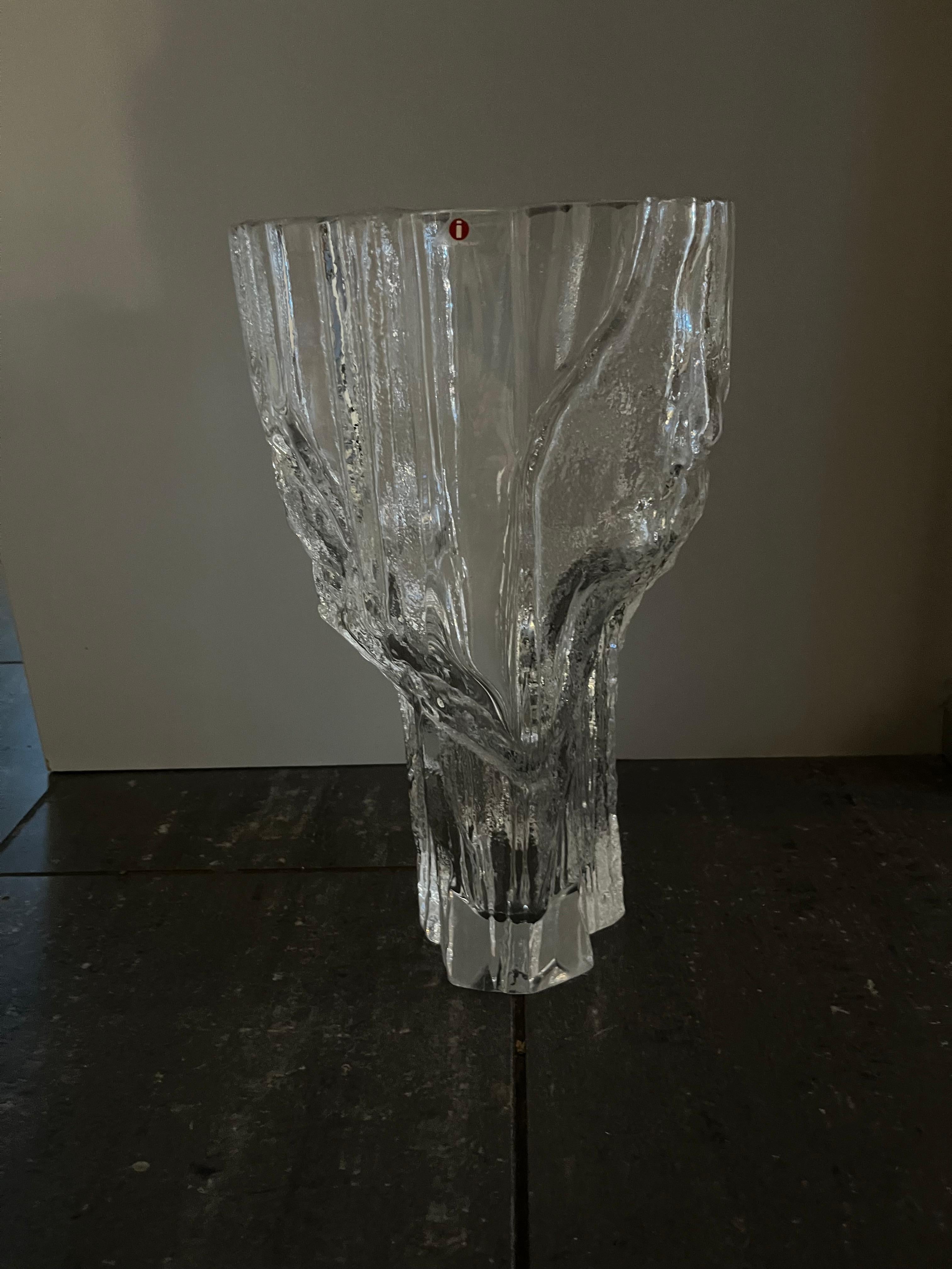 Die Vase Marmora 3544 des bekannten finnischen Designers Tapio Wirkkala ist ein wunderschönes Stück aus den 1960er Jahren. Diese Vase, die zwischen 1967 und 1983 von Iittala hergestellt wurde, ist 28 cm hoch und hat einen Durchmesser von 16,5 cm.