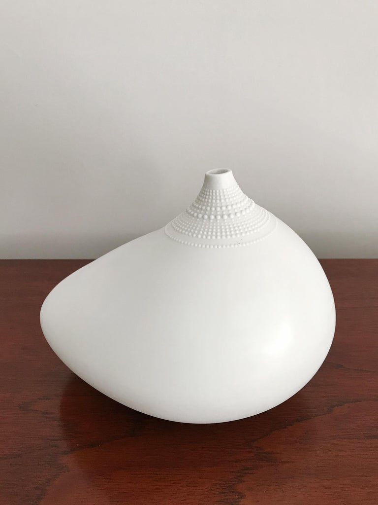 Tapio Wirkkala White Porcelaine "Pollo" Vase for Rosenthal Studio Linie,  1970s For Sale at 1stDibs