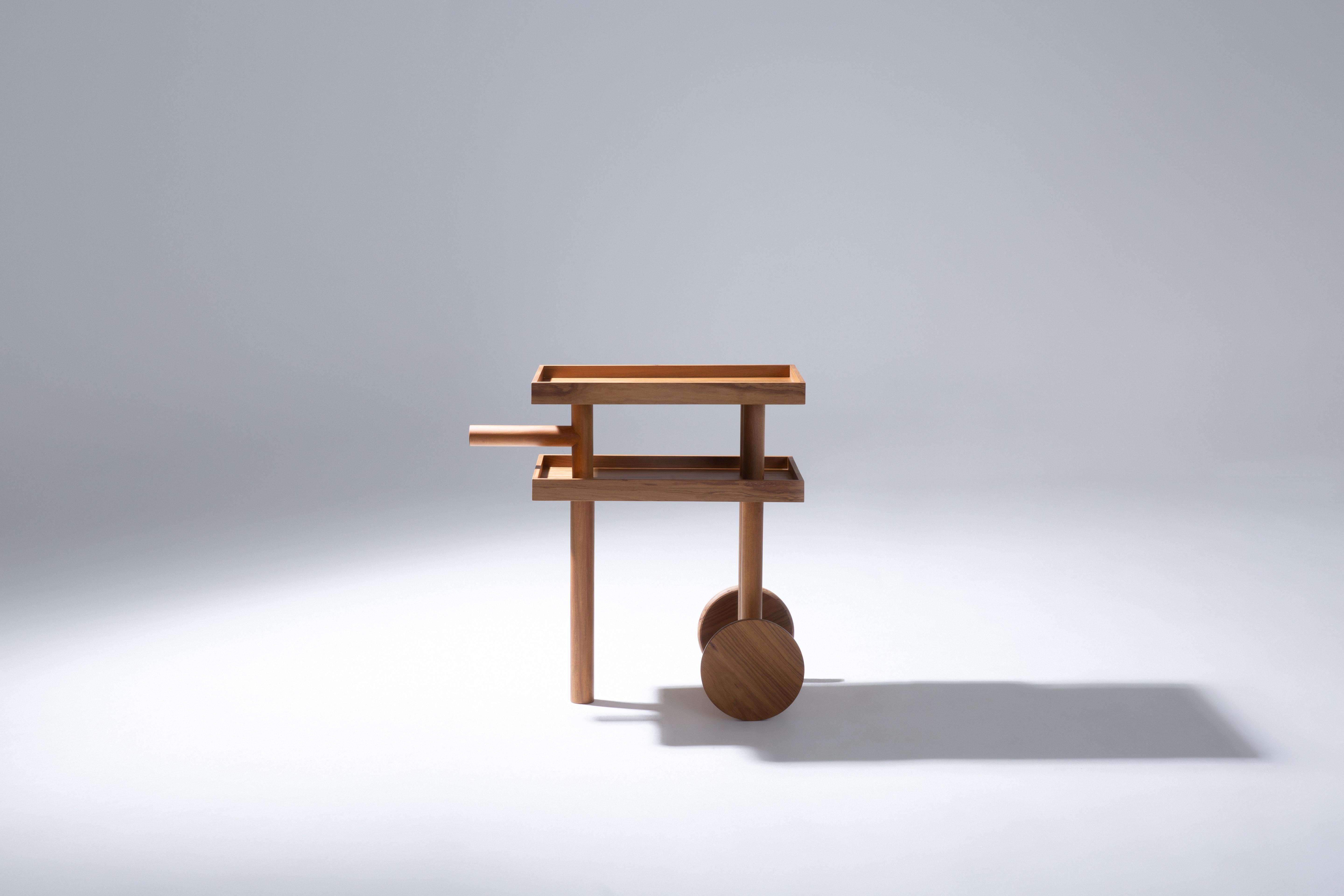 Le chariot Tapioca, conçu par Design/One Filho, est une pièce polyvalente et élégante inspirée des charrettes typiques que l'on trouve dans les rues brésiliennes, notamment dans la ville de Fortaleza. Réinterprétant les formes familières des