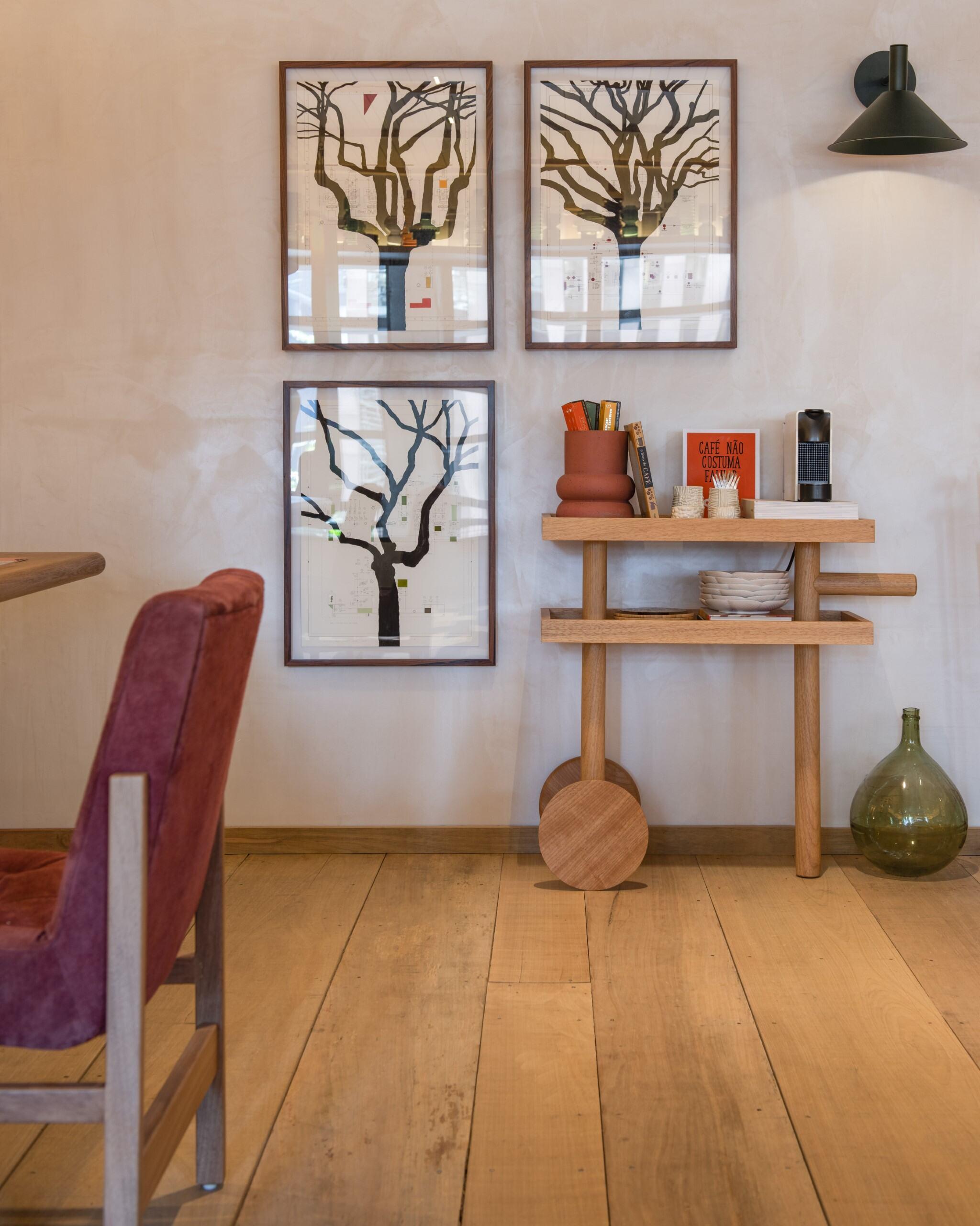 Bois de feuillus Tapioca Trolley by Adalfan Filho - Chariot de bar inspiré de la cuisine de rue brésilienne en vente