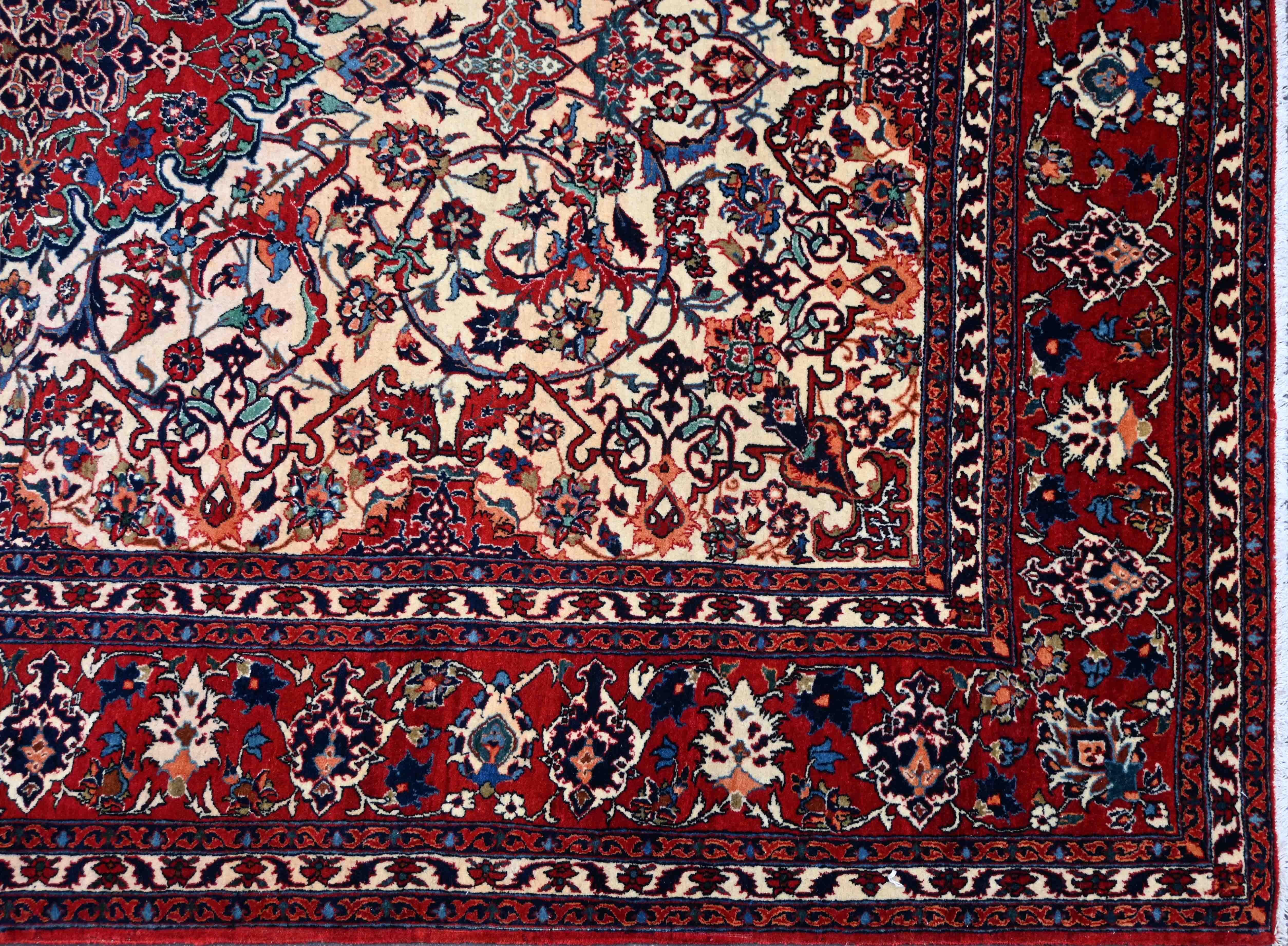 No. 1601 - Alfombra Isfahan - Extremadamente fina - Circa 1920 - 235x156

Esta magnífica alfombra ha sido sometida a una limpieza a fondo y a una inspección meticulosa por nuestros expertos en nuestro taller. Ya está lista para adornar tu