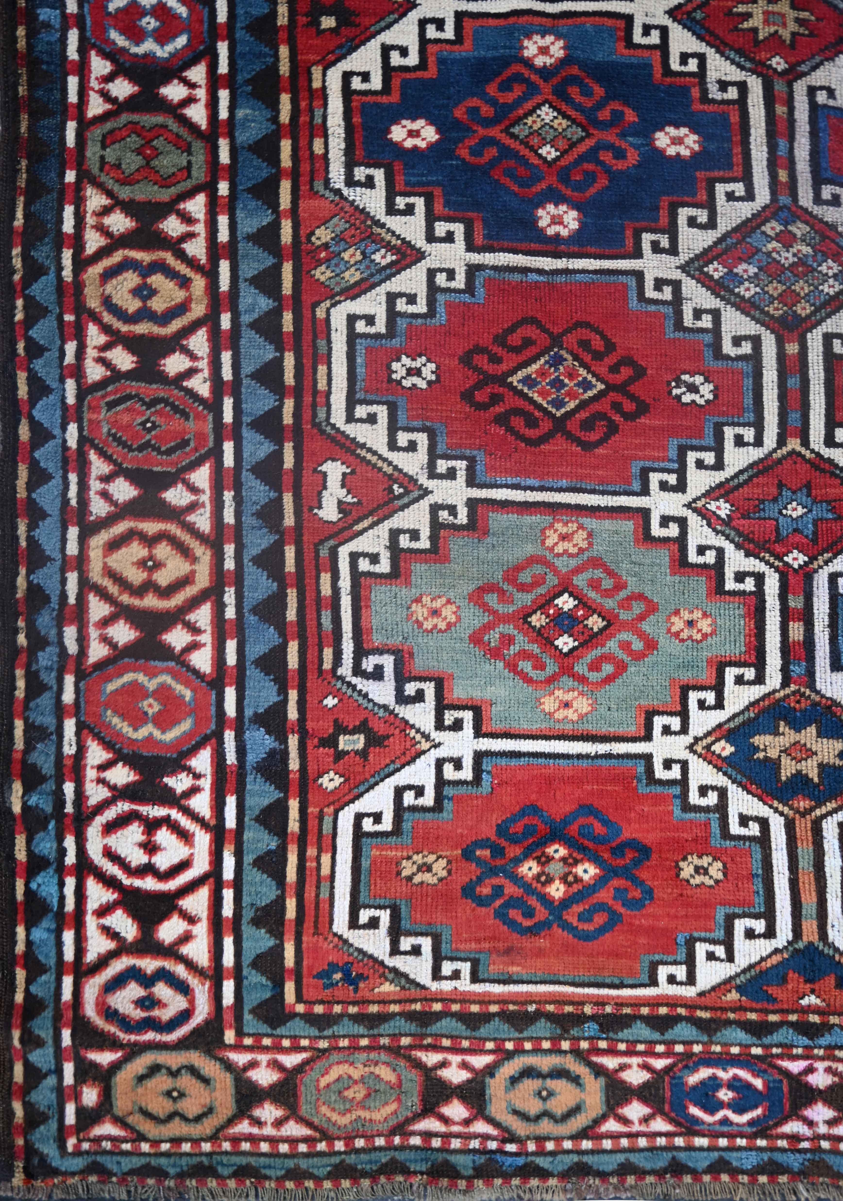 Zeitraum: 19. Jahrhundert
Stil: Orientalismus
Zustand: Perfekter Zustand
MATERIAL: Wolle
Länge: 210 cm
Breite: 145 cm

Wir sind ein französisches Familienunternehmen, das nur einen Steinwurf vom Eiffelturm in Paris entfernt ist.
spezialisiert auf