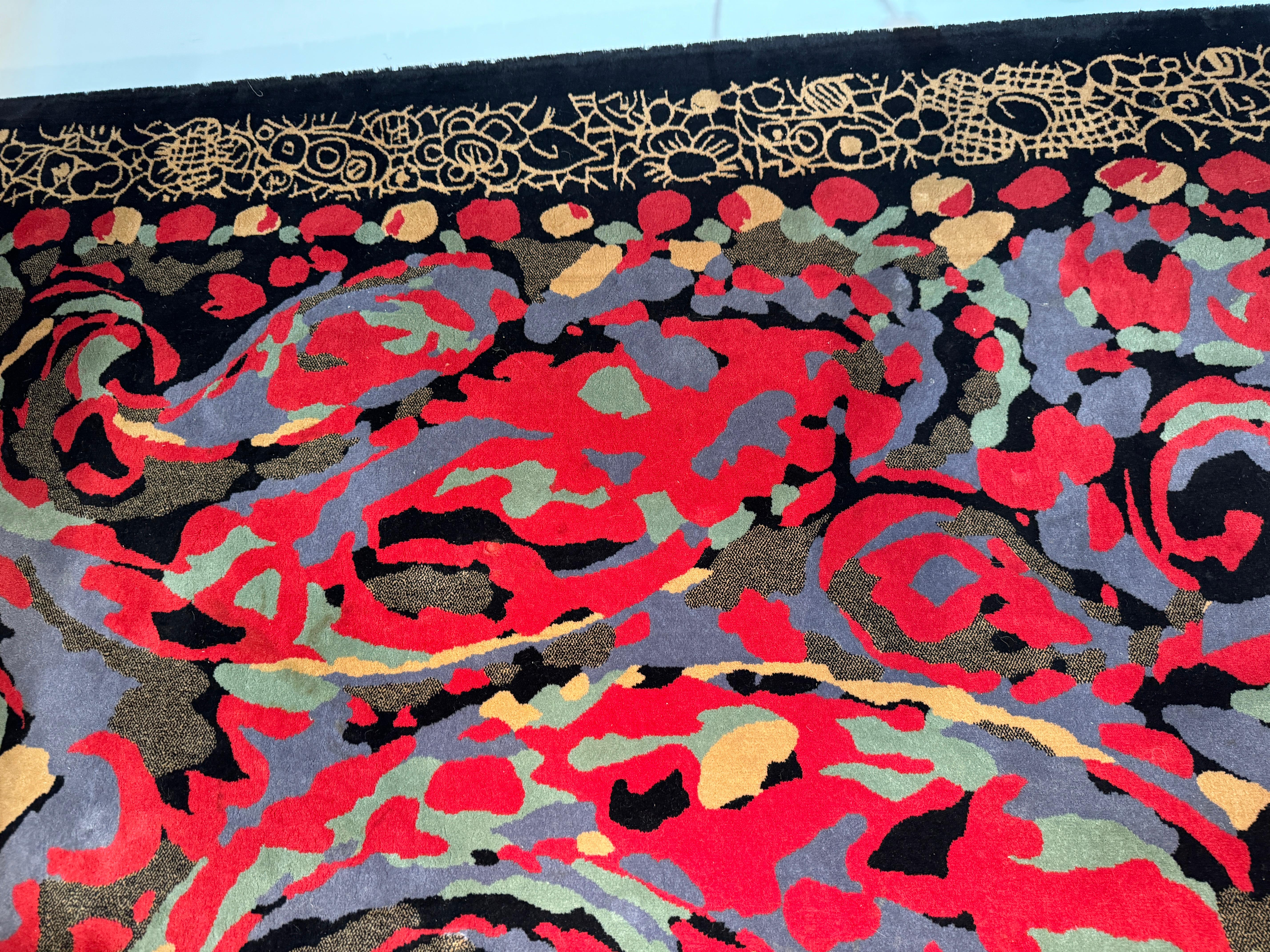 Ce tapis d'art a été conçu par Pierre Balmain à Paris au début des années 1980, et a été produit par Van Neder Carpets en Belgique. Le tapis est fabriqué en laine et présente un motif graphique. C’est le plus grand format 
Créateur	Pierre
