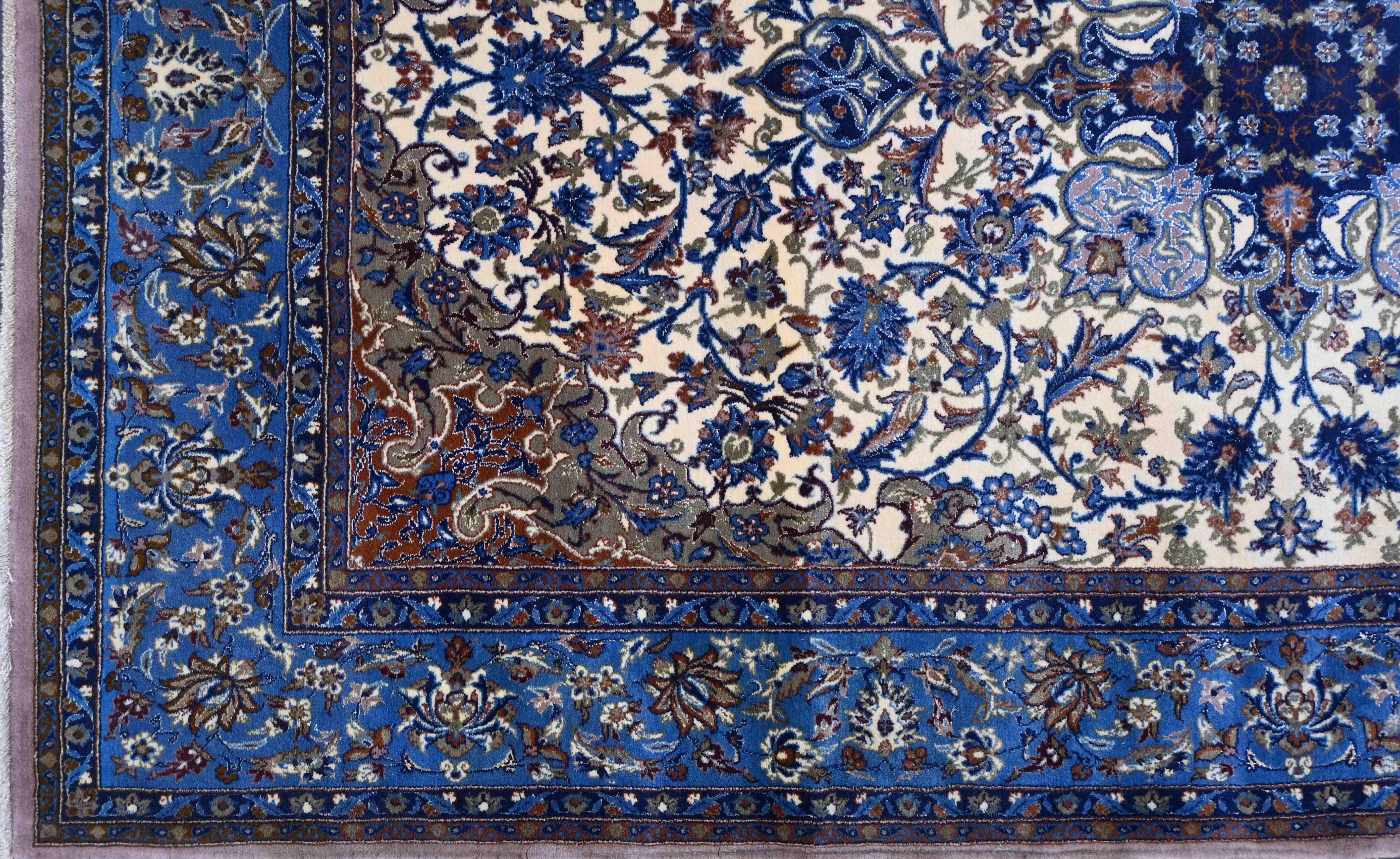 Hand-Woven Tapis Persan Ispahan, Fait Main En Laine Et Soie - 1m80x1m08 - N° 748 For Sale