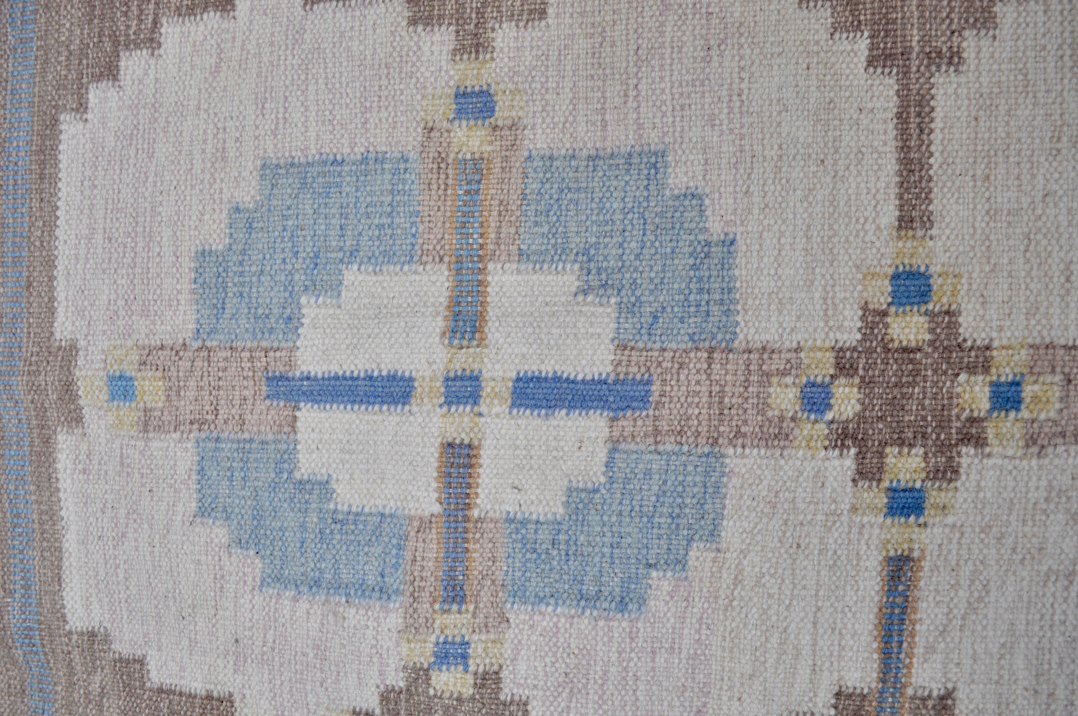 Tapis Rollakan en laine tissé main d'origine suédoise produit dans les années 60. Son motif géométrique reprend les formes traditionnels des rollakans suédois. Sa couleur apporte une touche de fraicheur dans votre intérieur. Tapis signé HLO.
 