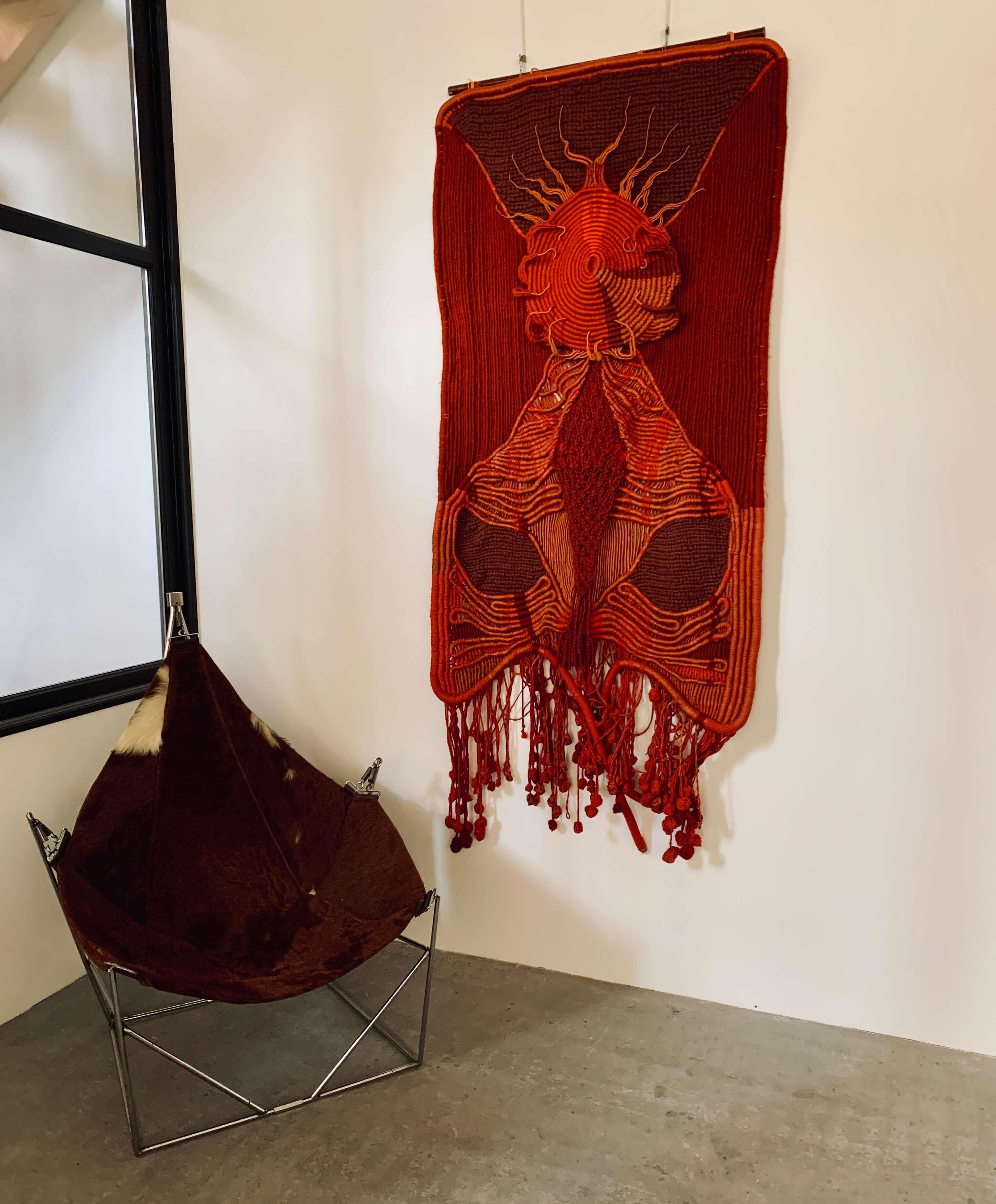 Organic sculptural tapestry by the french artist Paulette Molinier.

Profoundly original work imbued with strength and poetry.
Its technique (double weaving, twists, knots, braids, slits, etc.), however elaborate it may be, should not be seen as a