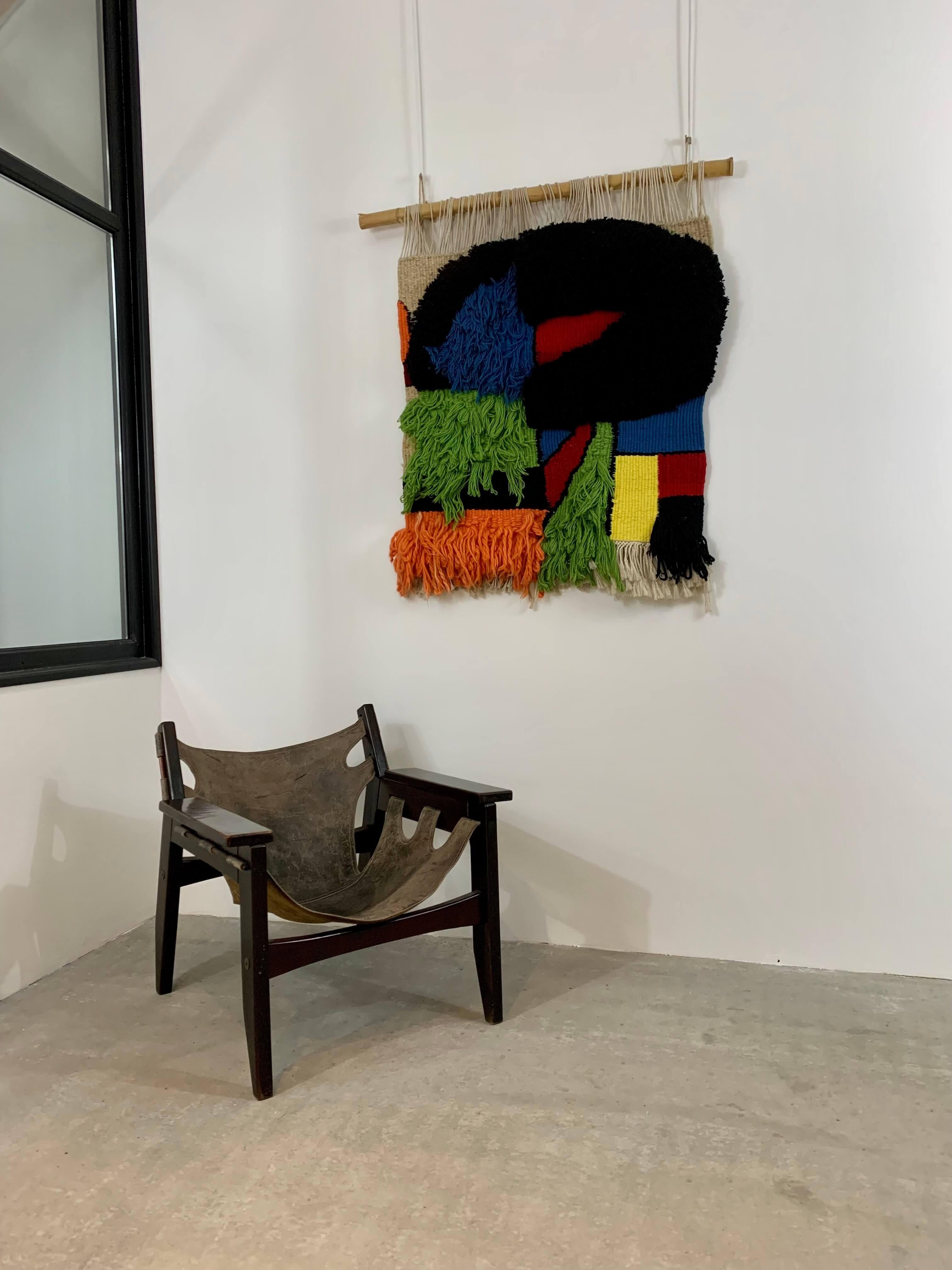 Tapisserie murale artistique tridimensionnelle en très bon état.
Art abstrait avec les formes et les couleurs bien caractéristiques de Joan Miro.

Pièce unique 
Espagne, ca. 1970