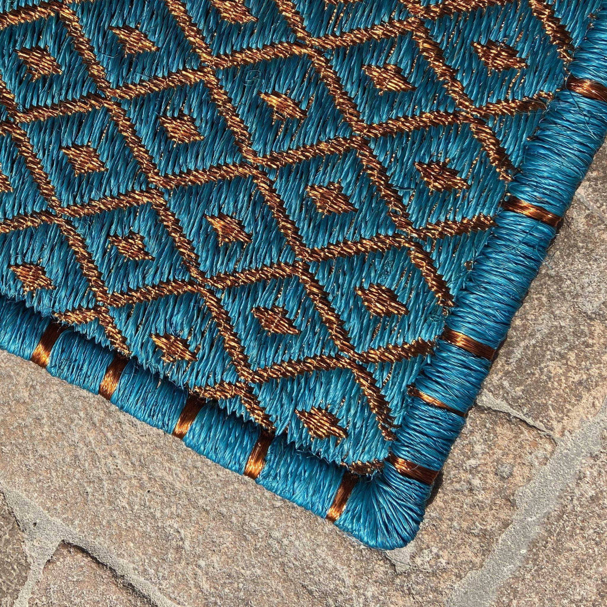 The Rhombus if Forever rug from the Rhombuses collection features a repetition of harmonious aquamarine geometrical patterns for a refined appearance. This creation is made of 50% agave fiber and 50% copper threads, and has 500 threads / m². Rug