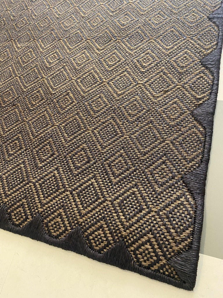 Tapis artisanal en fibres naturelles noires et en caoutchouc de 6'7"x9'10"  de Tapistelar En vente sur 1stDibs