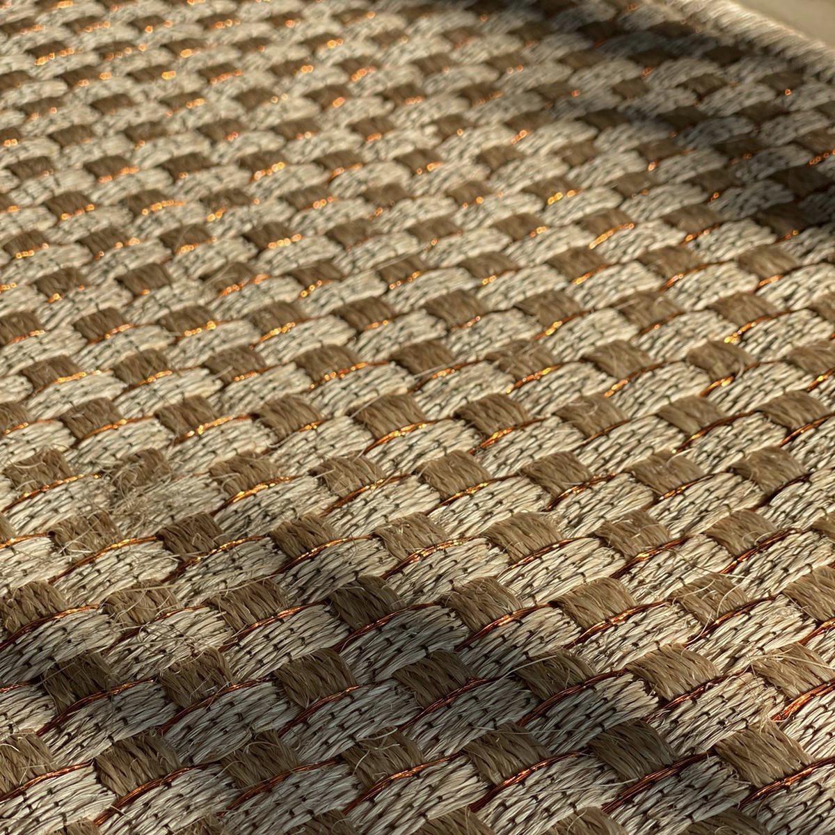 The Staple rug from the Lines collection has linear patterns in sand beige agave, which create subtle sense of movement. This creation is made of 90% Colombian agave fiber and 10% copper threads, and has 500 threads / m². Rug size: